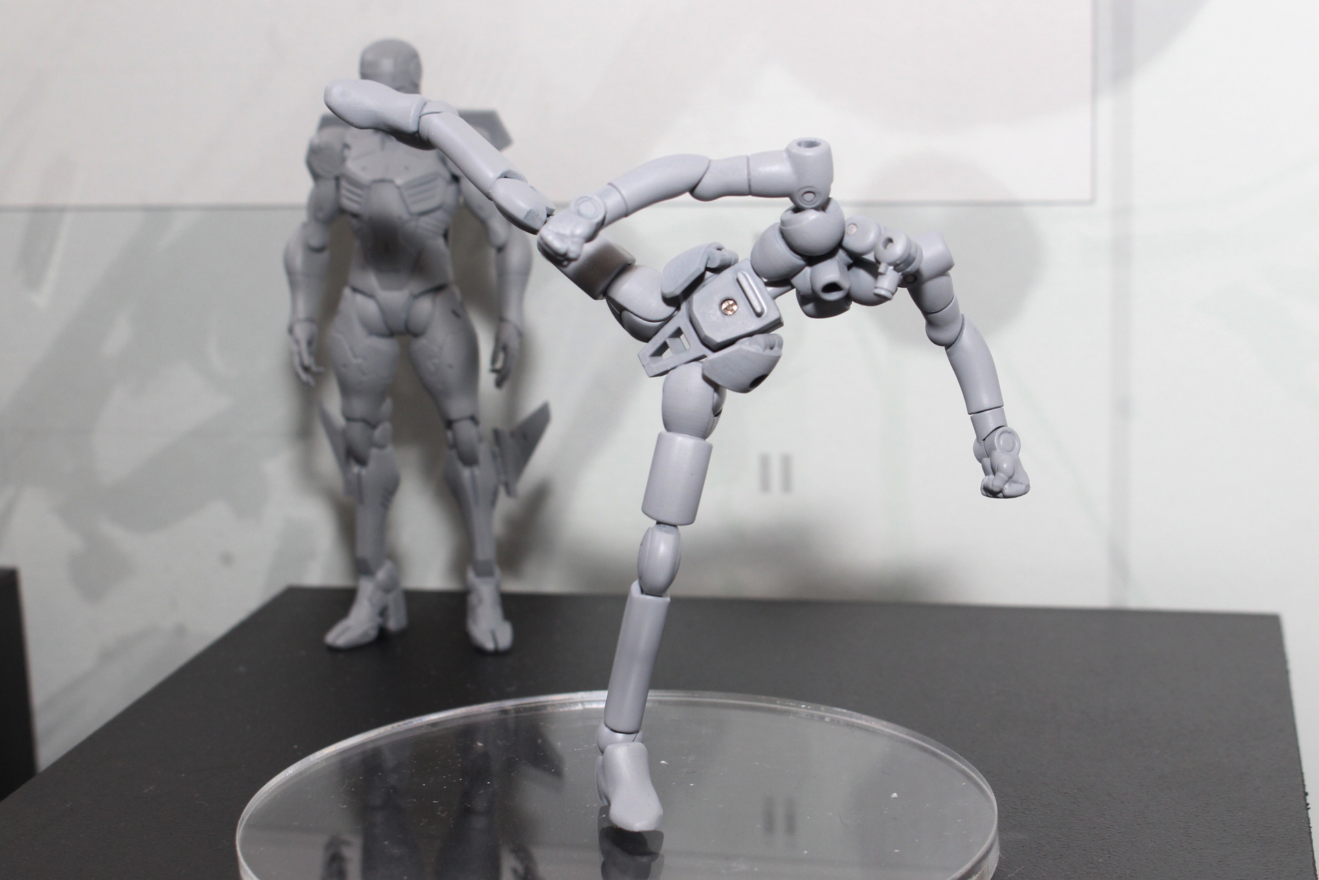 素体らしきフィギュアも展示。可動もかなり優秀なことが予想できる