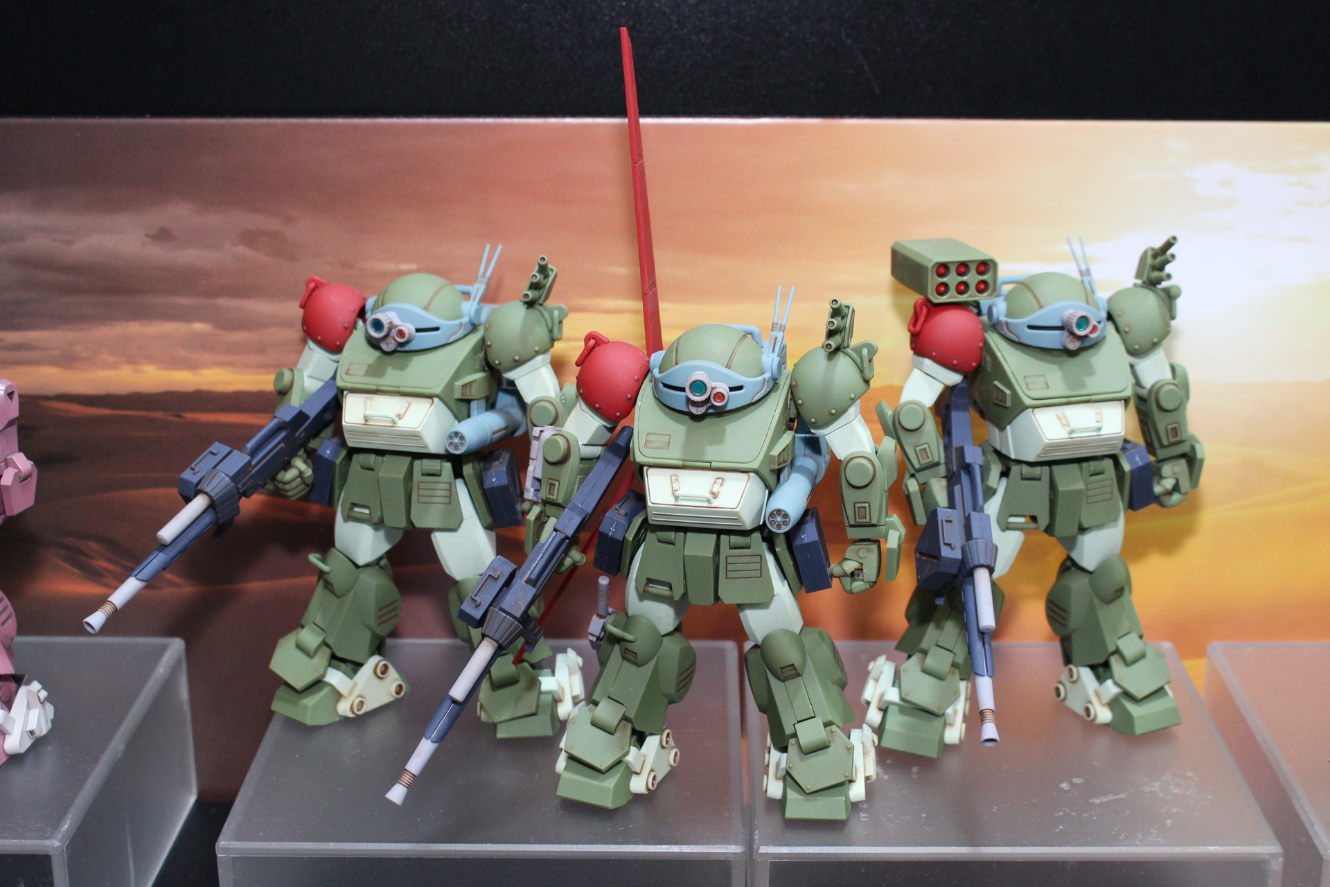 パーツ交換で再現できるサンサ戦リーマン機（中央）。セット3とセット4があれば、左右のレッドショルダー隊員機TYPE I・IIも再現可能