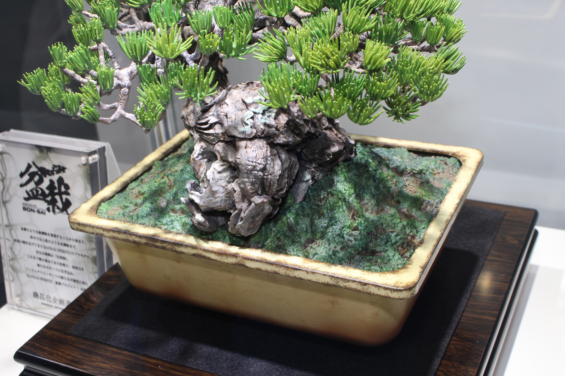 植木鉢は縁の部分以外は一体成形で、実物と同様、底に水抜きの穴が開けられているそうだ。なお展示の台座は商品に含まれない