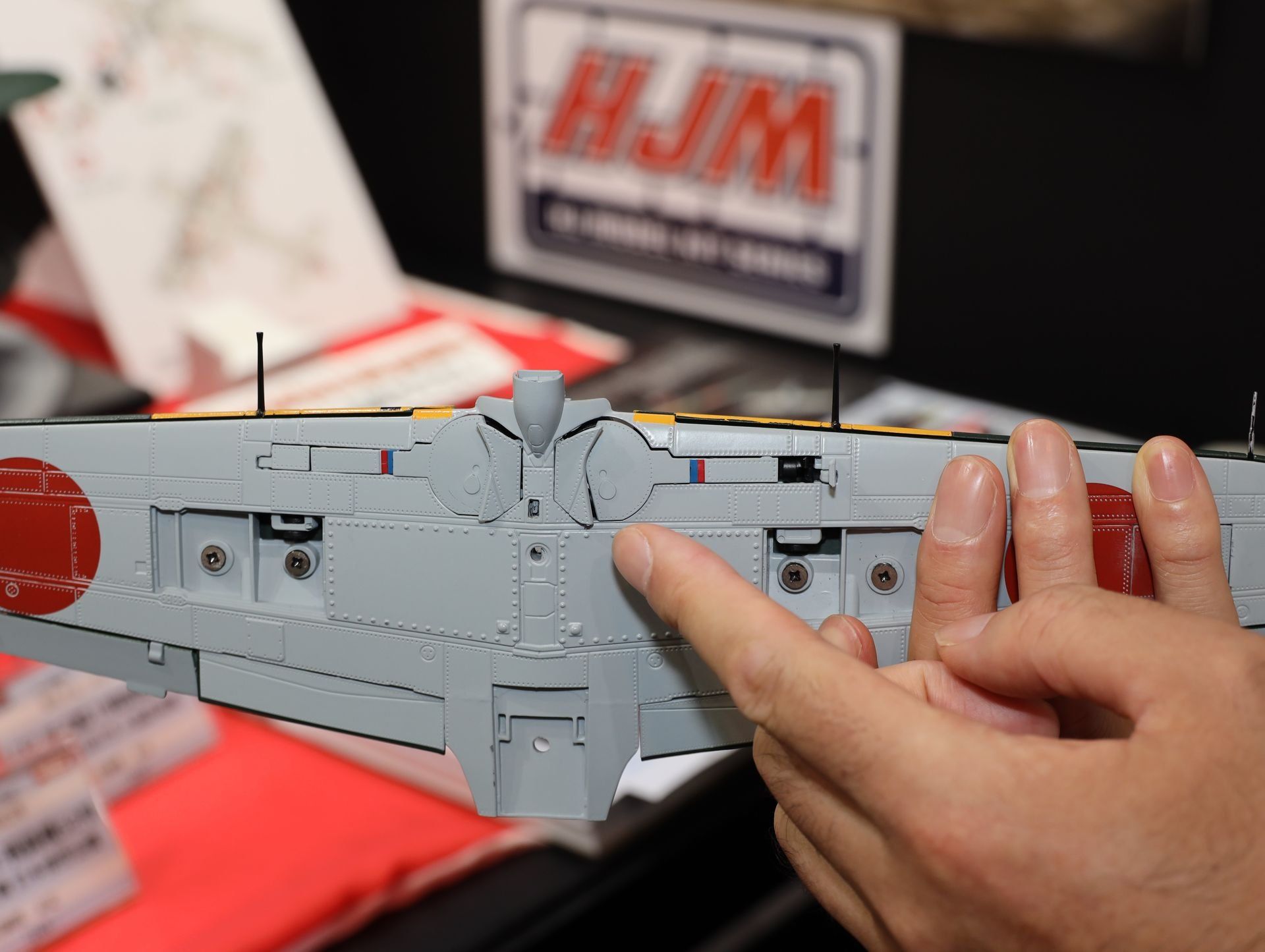 両脚は収納可能