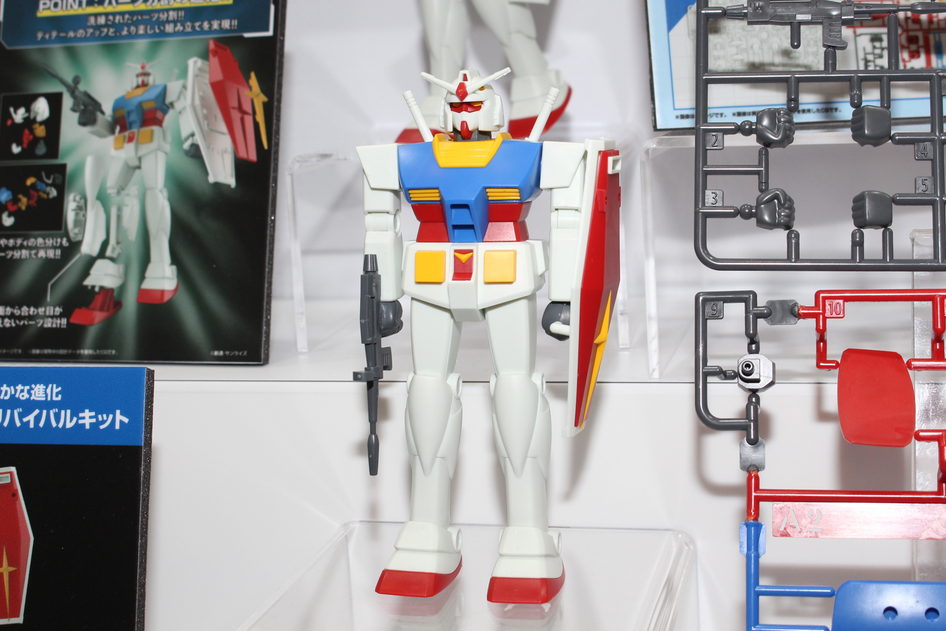 プロポーションや可動は1/144ガンダムと変わらないが、素組みで完成すると、パッケージや説明書の完成図のようなガンダムができあがる