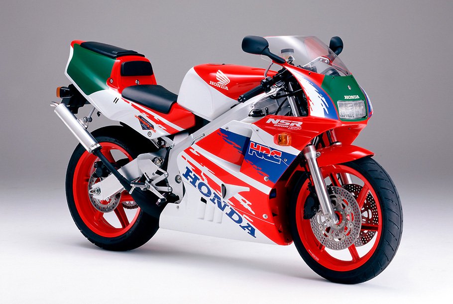 参考までにこちらがNSR250R。写真は<a href="https://global.honda/jp/news/1992/2920707.html" class="n" target="_blank">ホンダ プレスリリース</a>より