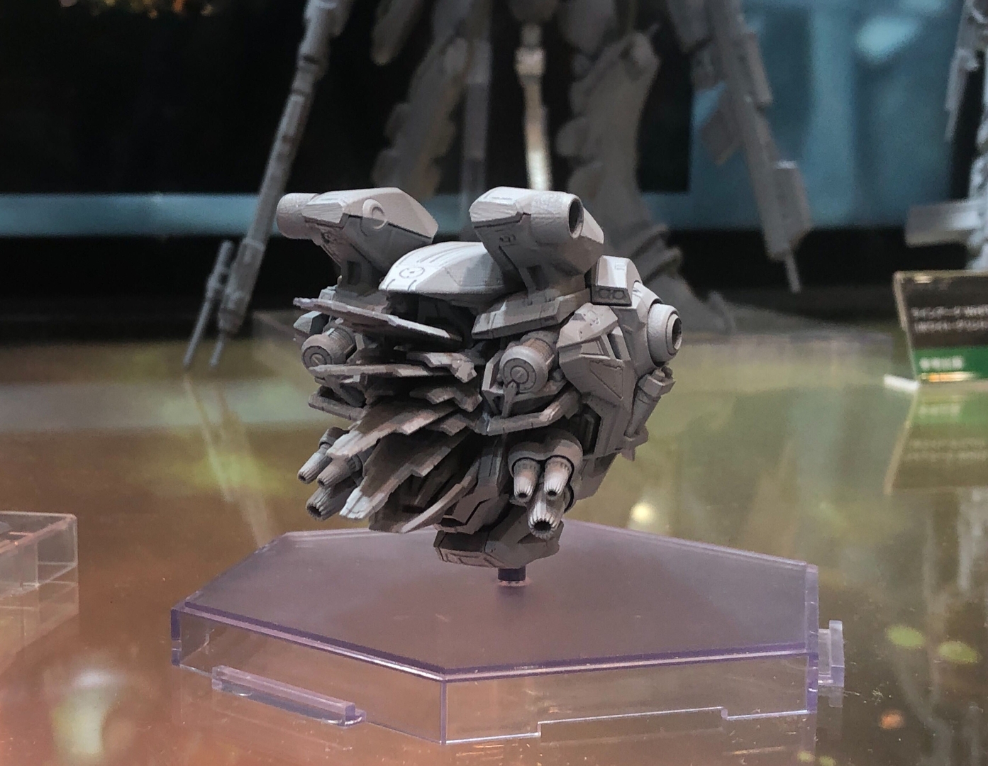 件の内部機構が露出した状態