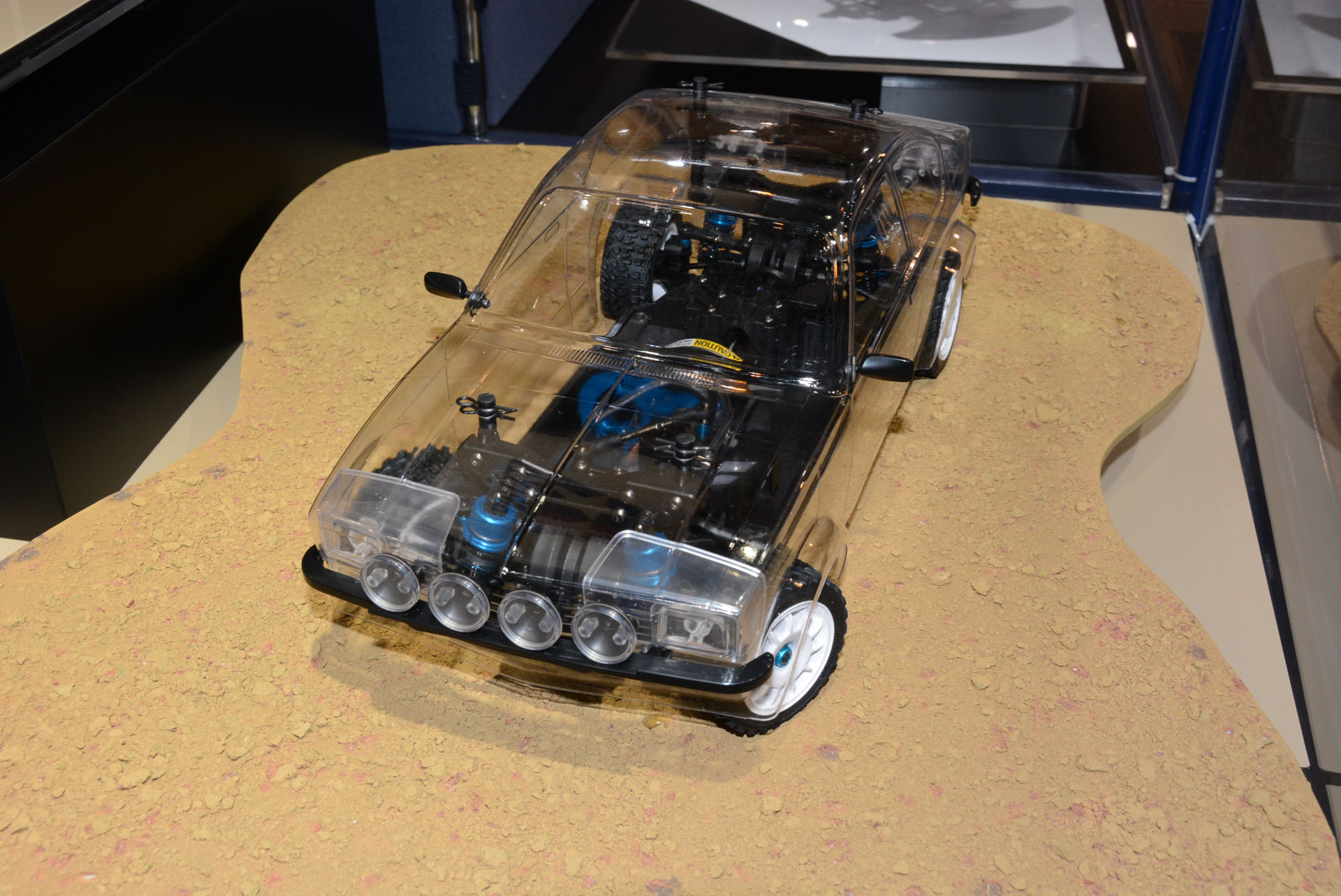 「1/10RC XM-01 PRO シャーシキット」はダートコースを走るためのラリーカー向けシャーシ。オフロードほどきつくはないが、砂やほこりのある路面を想定している