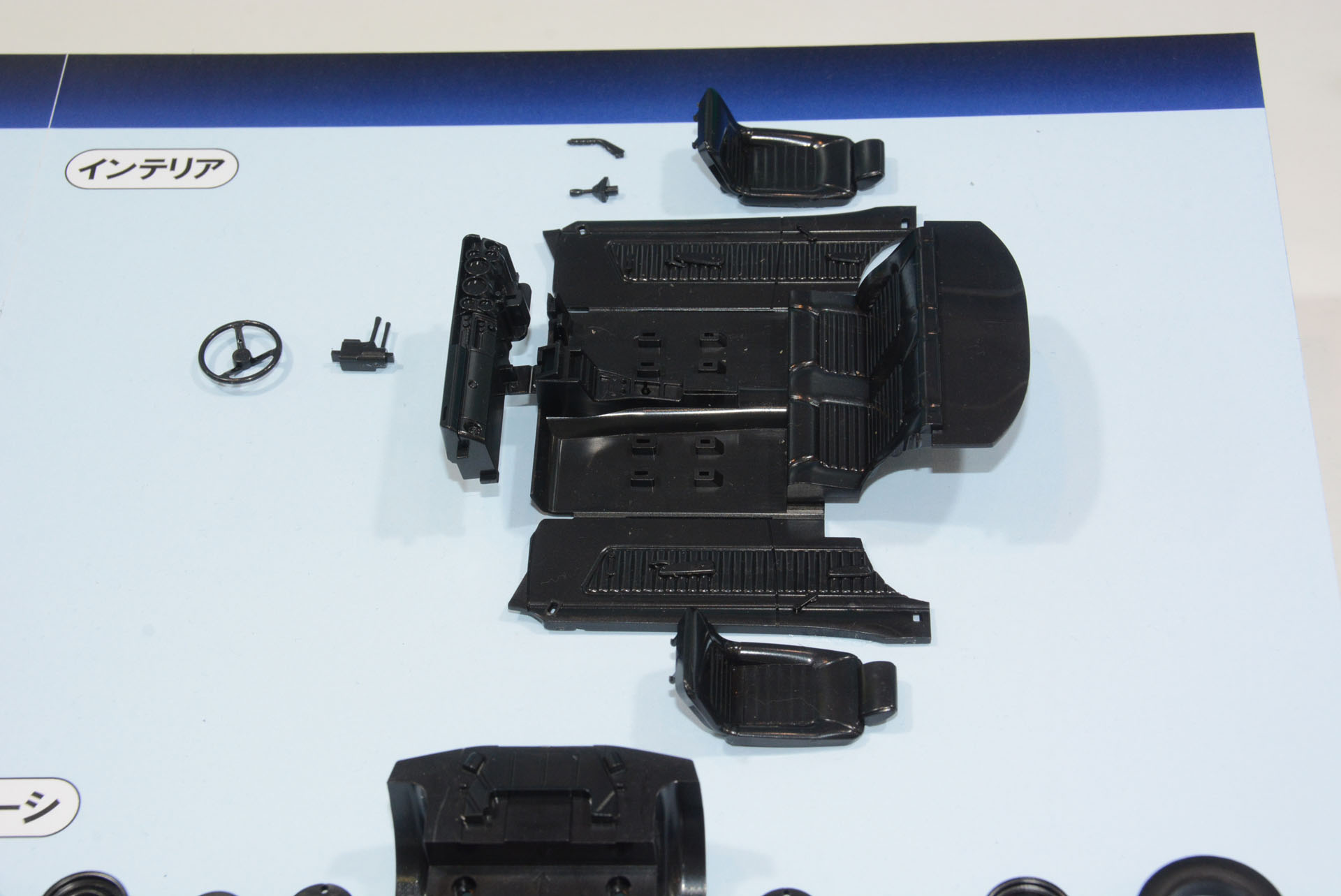 車内はほとんど1パーツ、シートを別にすることで、シートの角度をきちんと描写