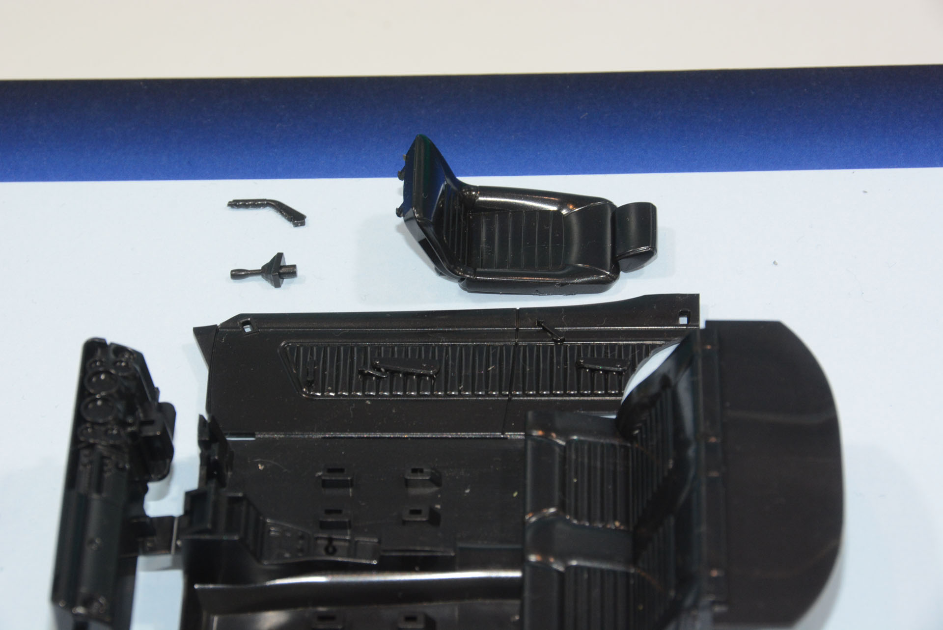 車内はほとんど1パーツ、シートを別にすることで、シートの角度をきちんと描写