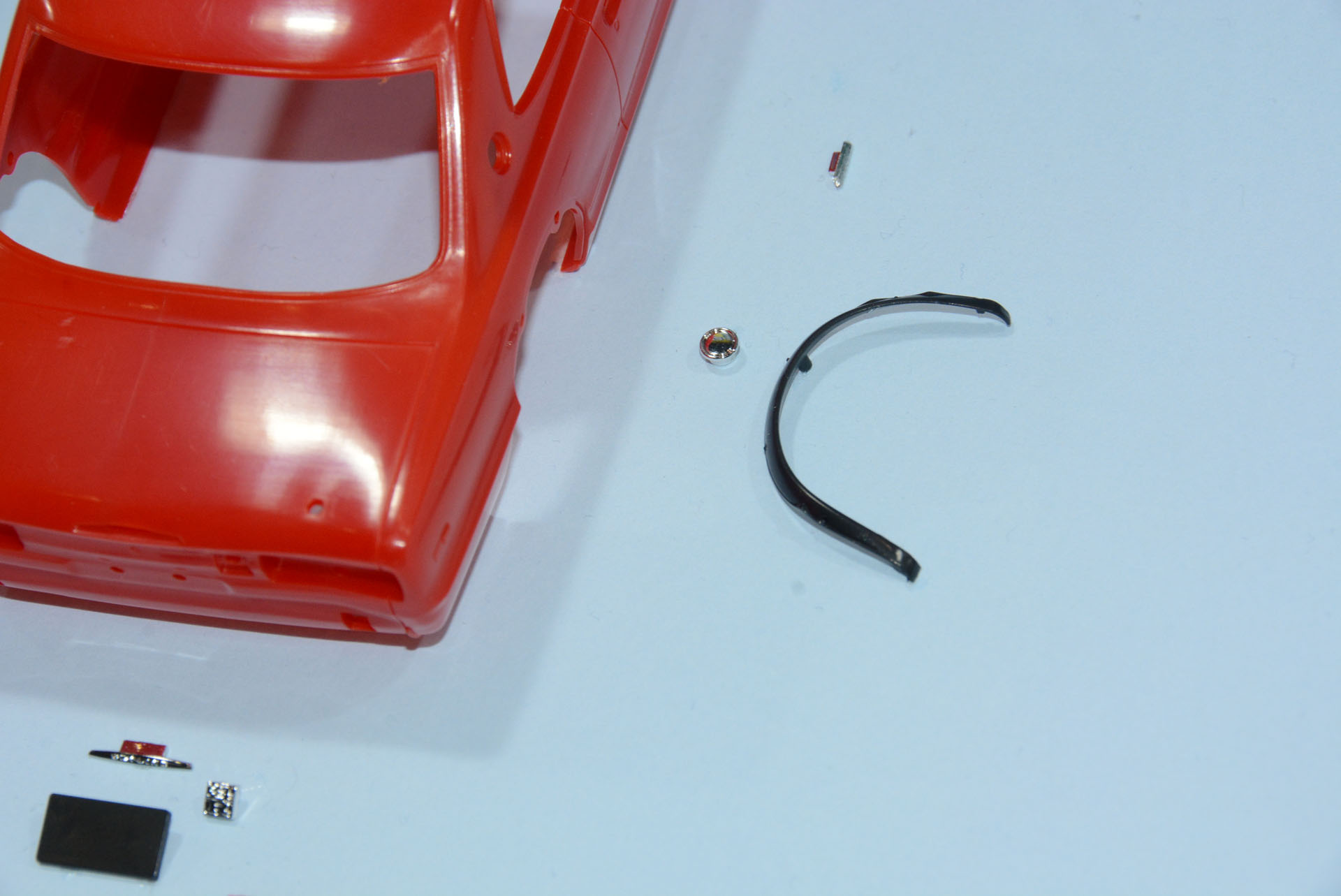 塗り分けをパーツ構成で。給油口など特徴をきちんと押さえる