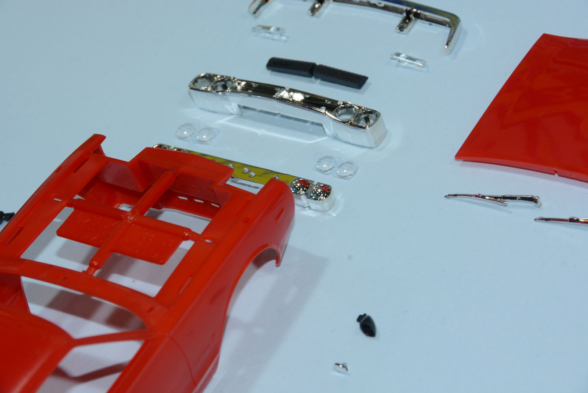 サイドミラーや、グリル、ライトなど、従来のプラモデルと、「スナップキット」で得た技術を融合