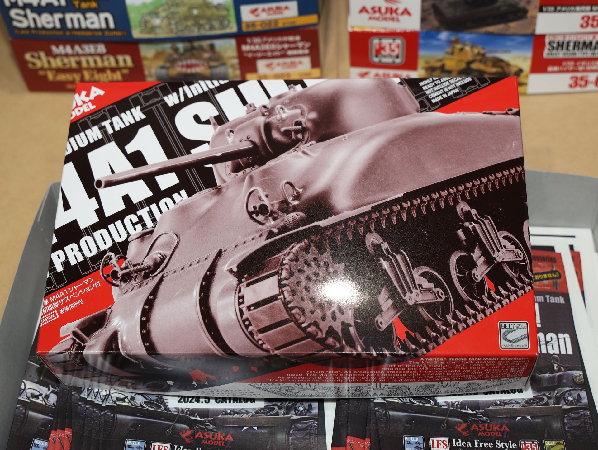 エントリーキットは、文字通り初心者向けのキットで、マーキングやデカールを省き、キャタピラもベルト型にするなどして、工程を簡略化。価格をもっとも抑えたモデルとなる