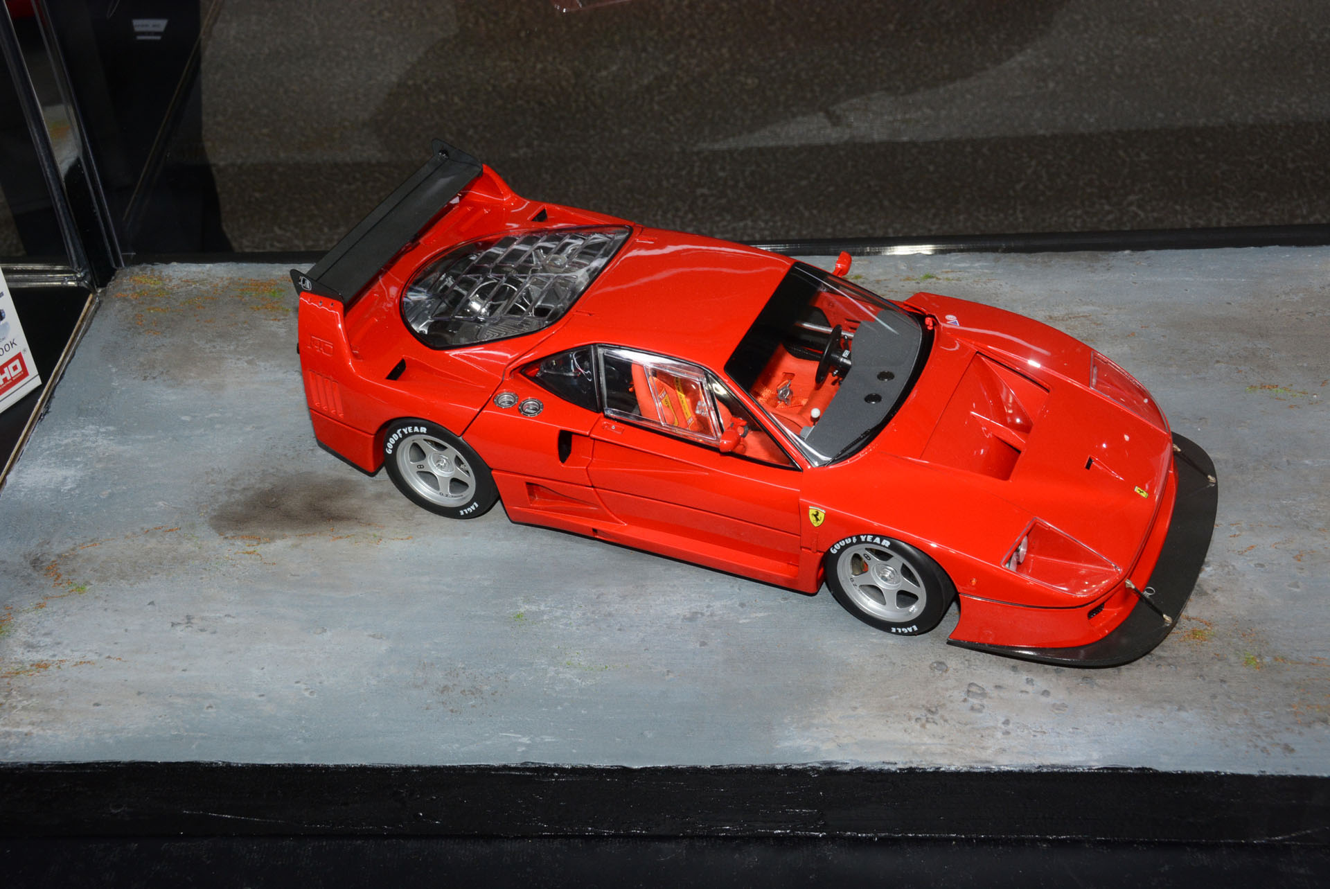 京商の「1/12 フェラーリ F40 コンペティツィオーネ (レッド)」は外装などにふんだんにダイキャストを使用した高級ミニカーだ