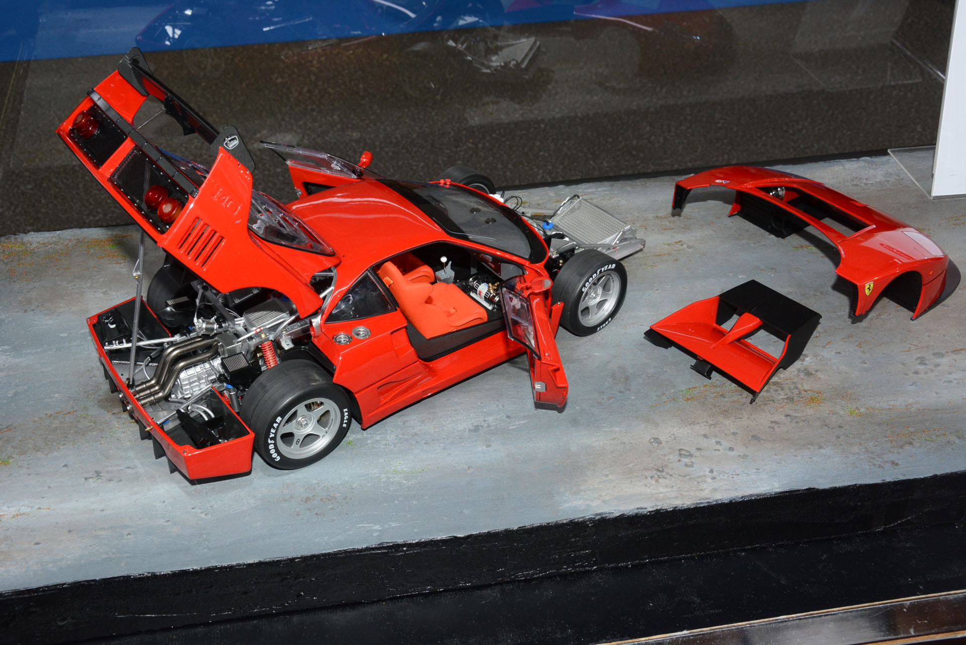 手軽にドアやハッチの開閉ができ、細部まで楽しめるのがミニカーの魅力。ボディ前部の取り外しギミックは実車も同じ仕様だという