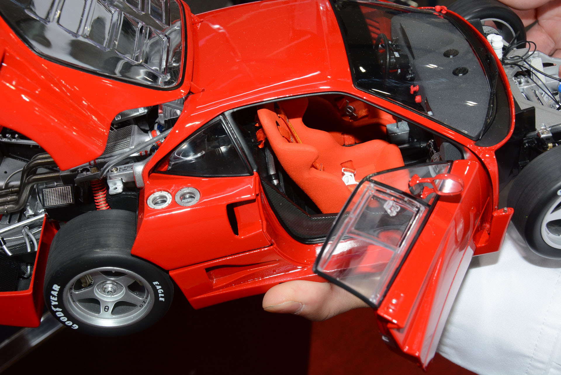 ドアを開けて車内をのぞき込む