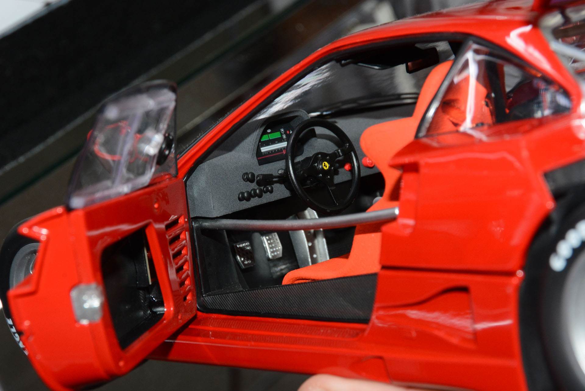 ドライバーズシートには強度を高めるバーがある