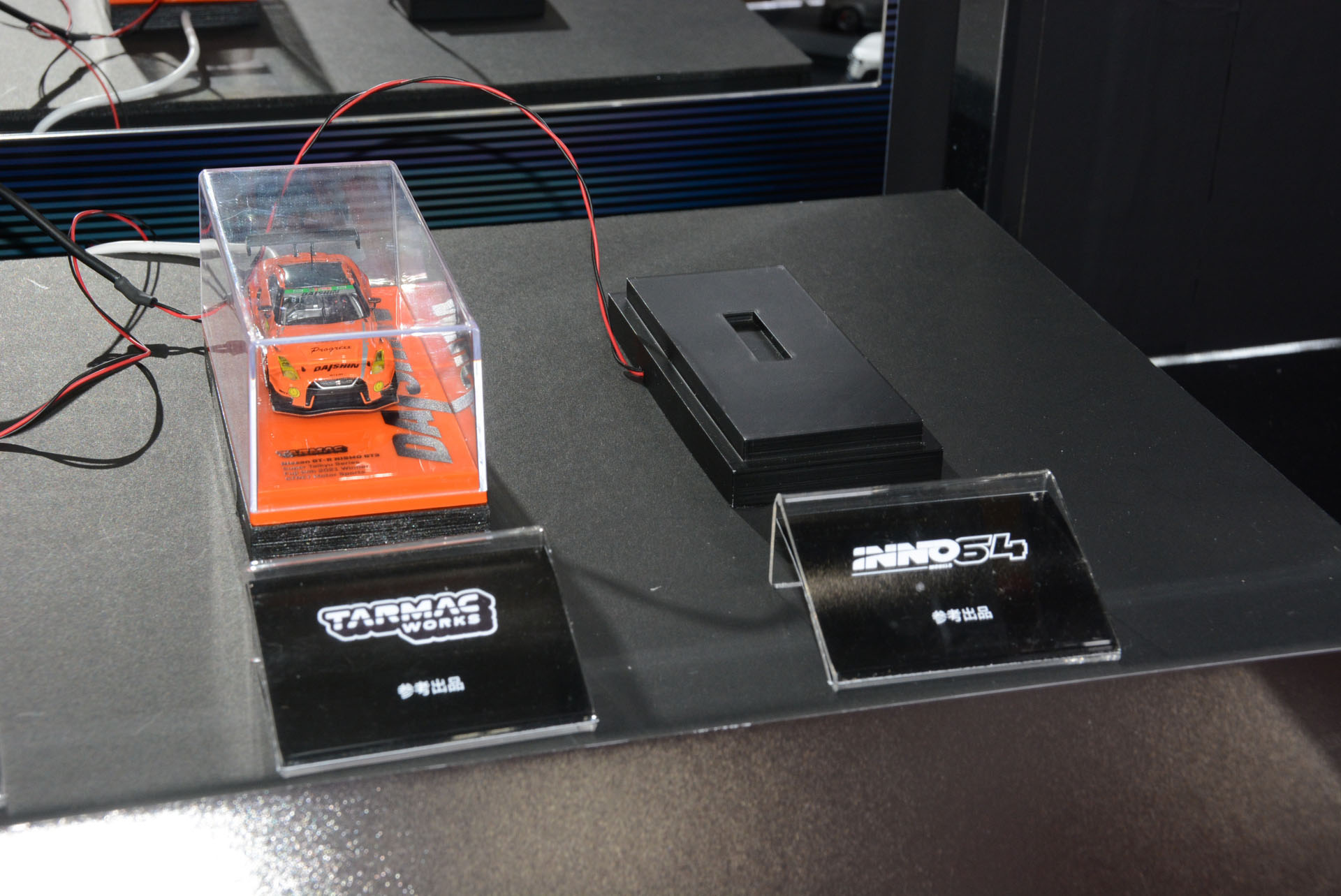 給電システムは台座の形。ミニカーをケースごと乗せればライトがつく