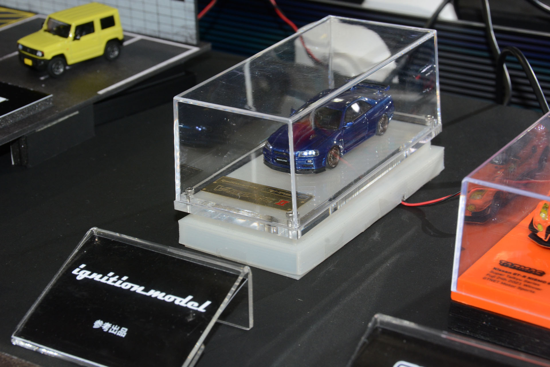 ライトがついたミニカーは独特の魅力がある