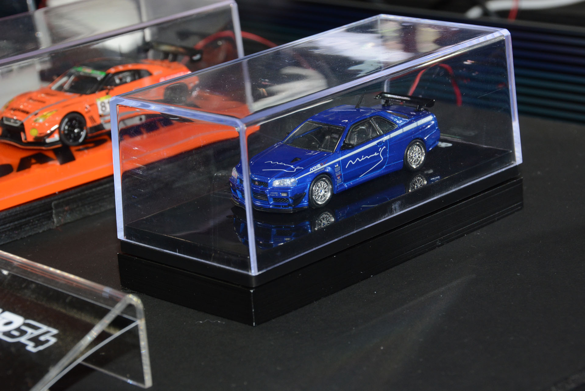 ライトがついたミニカーは独特の魅力がある