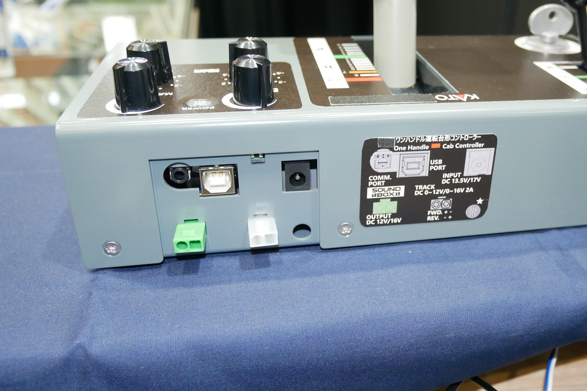 コントローラーの背面。USBポートとCOMMポートが用意されているほか、レイアウトへの給電用とサウンドボックスへの給電用のコネクタもある
