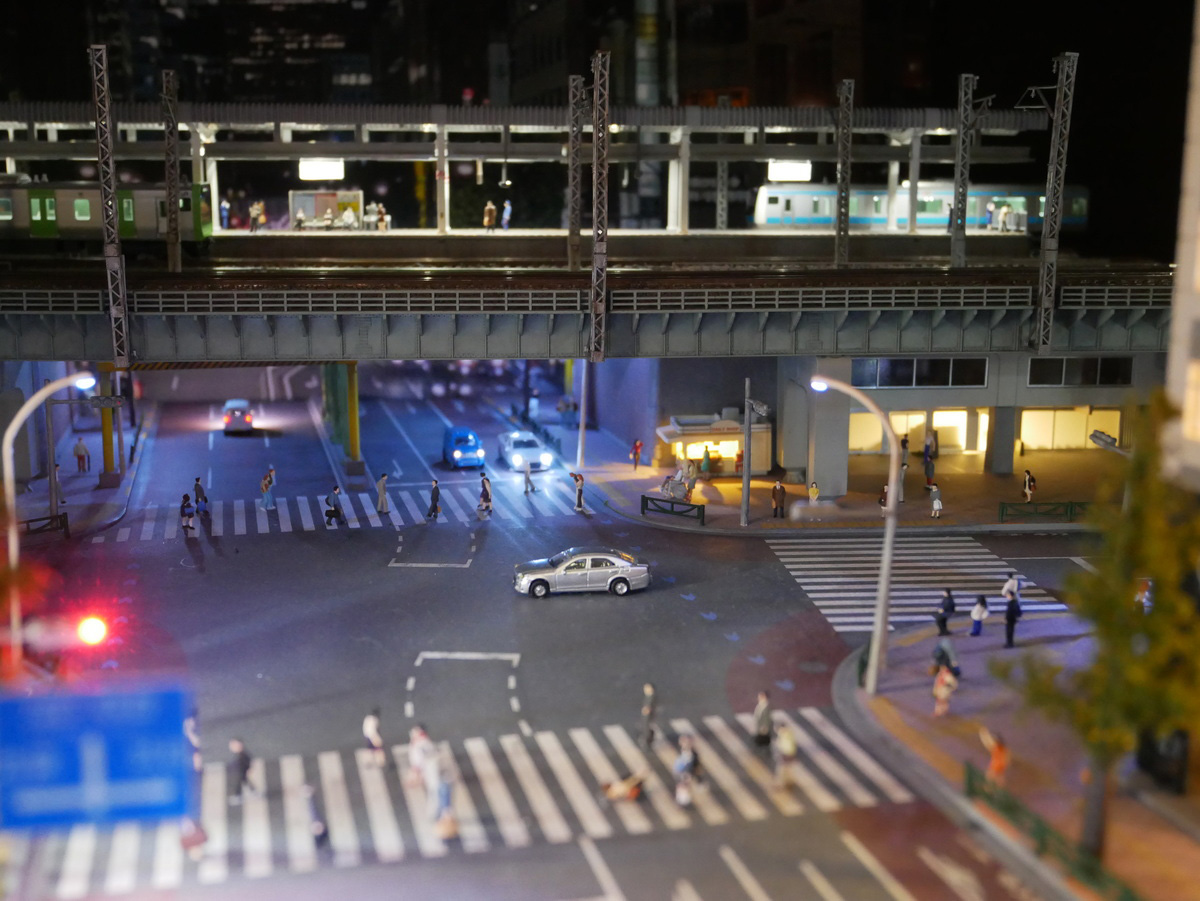 ガード下のライティングがとてもリアル