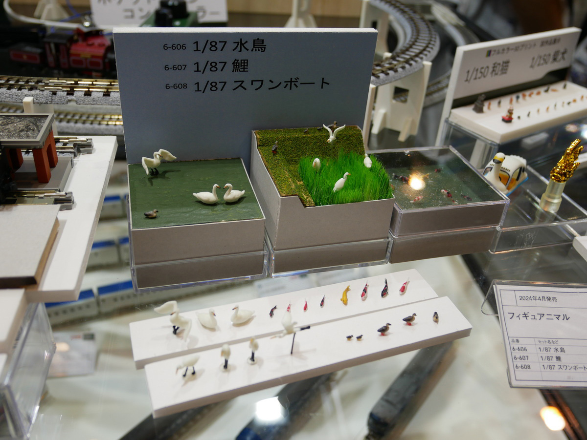 コイや水どりなどがリアルに再現されているフィギュアニマル