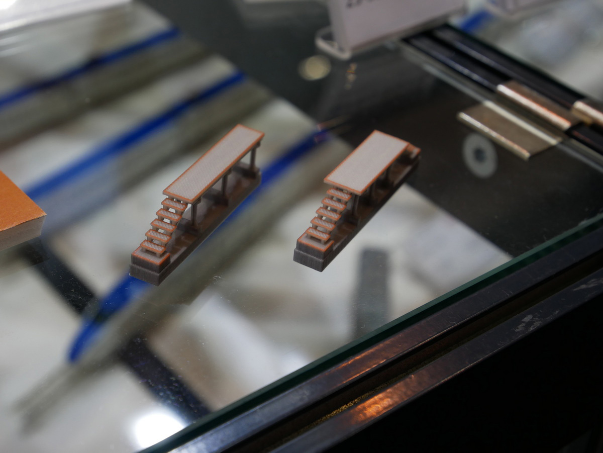 3Dプリンタで制作した昇降台。階段の隙間に注目