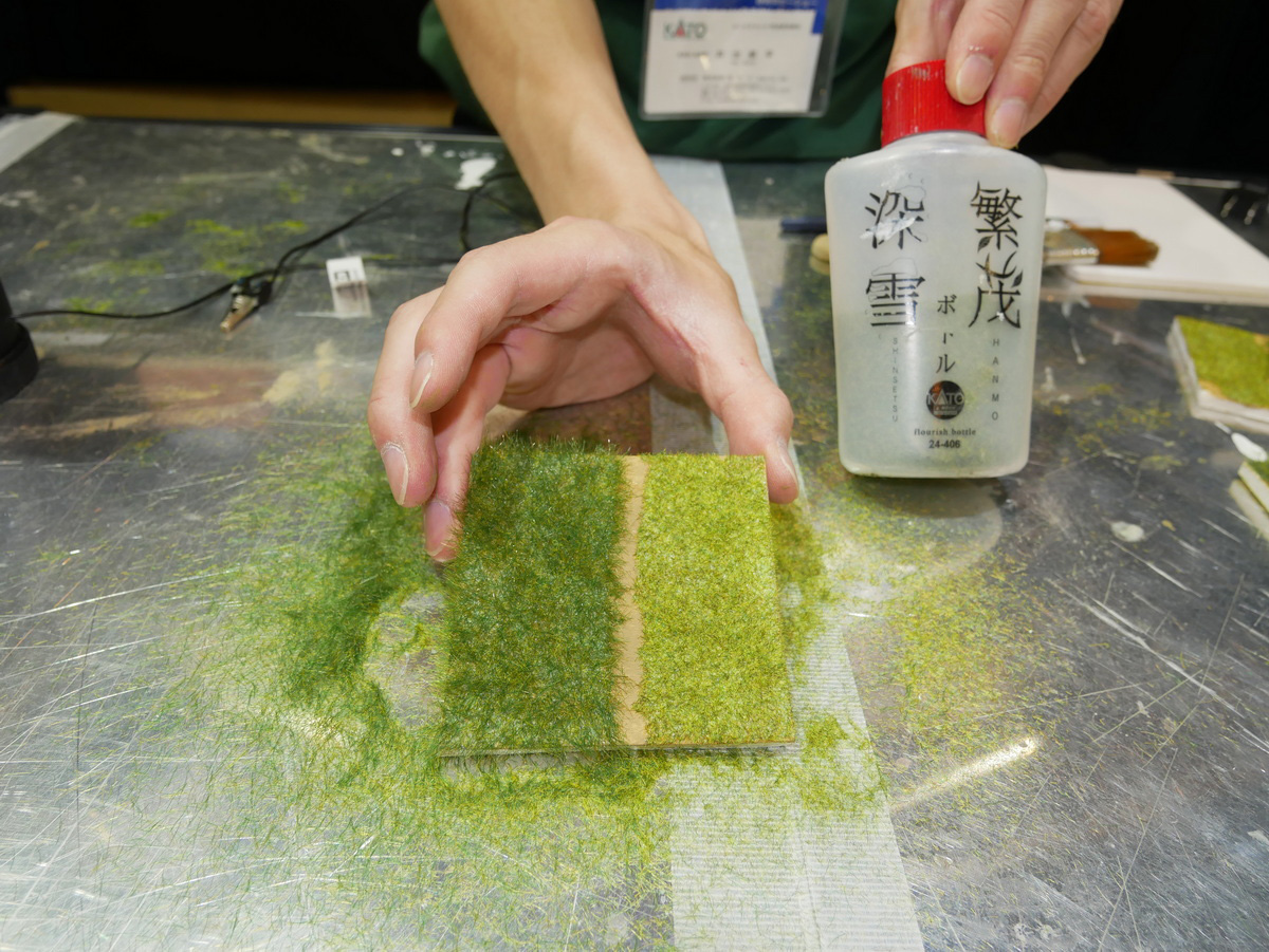 繁茂・深雪ボトルは手軽に芝生を作りたいときのアイテム。右が繁茂・深雪ボトルで作った芝