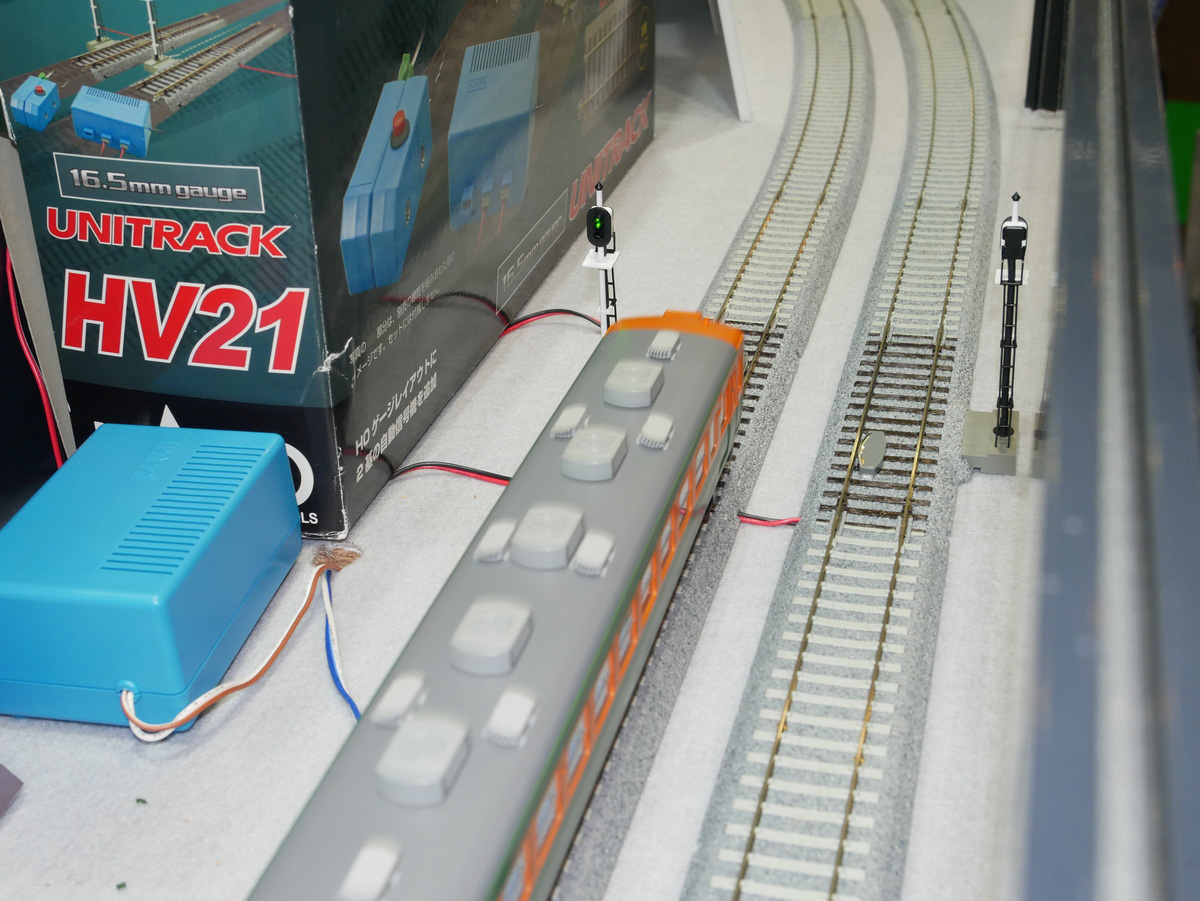 HOの「3灯式自動信号機Sセット」のデモ。こういうのを見ると信号機を導入したくなる。通過前は青信号だが