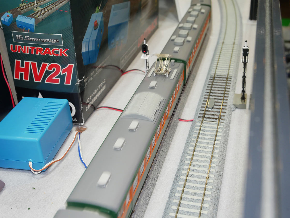 列車が通過すると赤に変わる