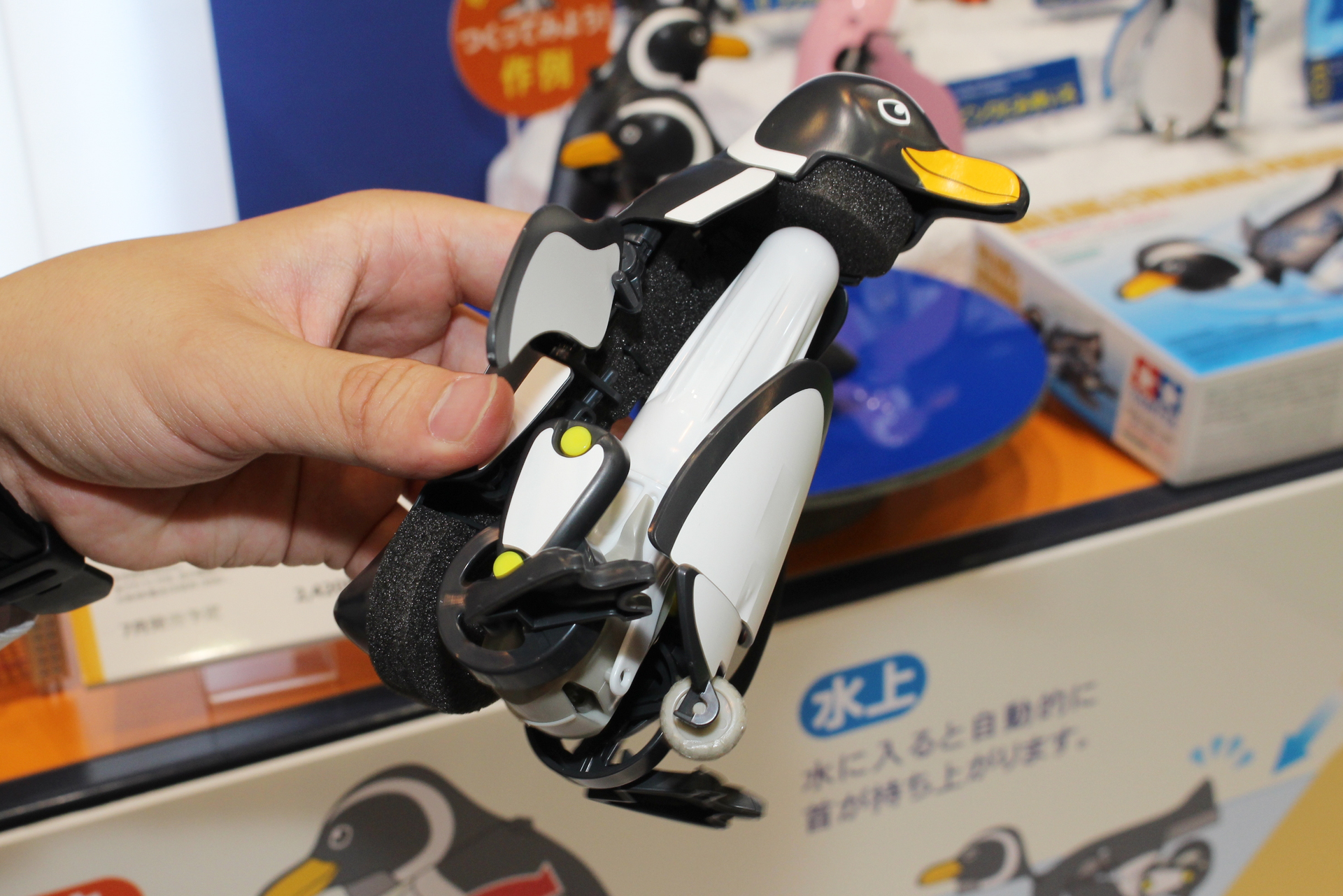 歩くときは足が連結した車輪で前進する