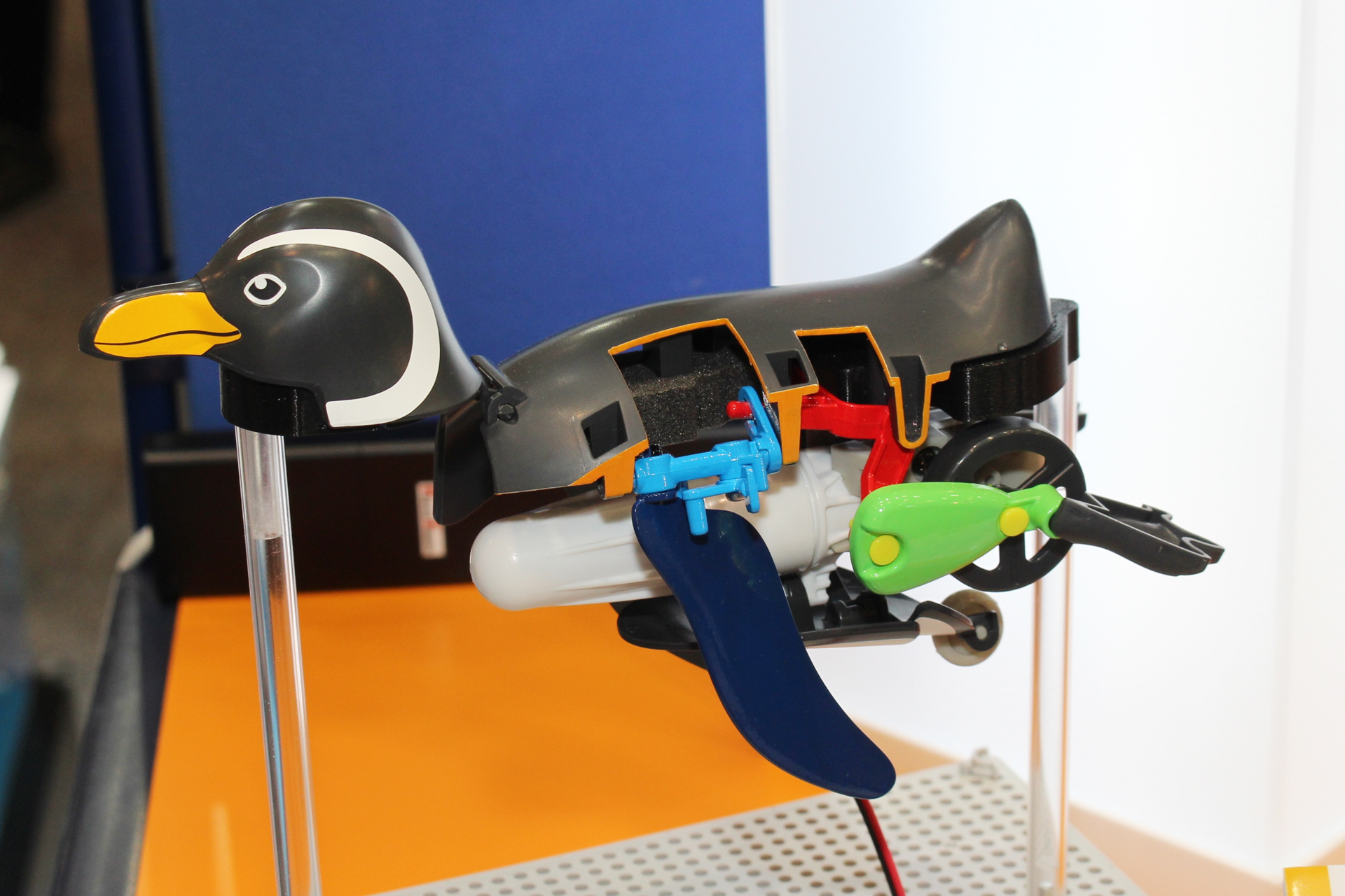 モーターの回転運動を足の往復運動へと変換。それをさらにフリッパーの動きに伝えている