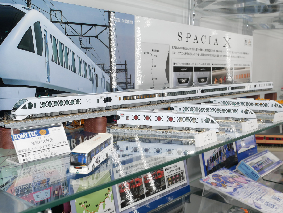 スペーシア Xの編成。全てに室内灯が取り付けられて発売される