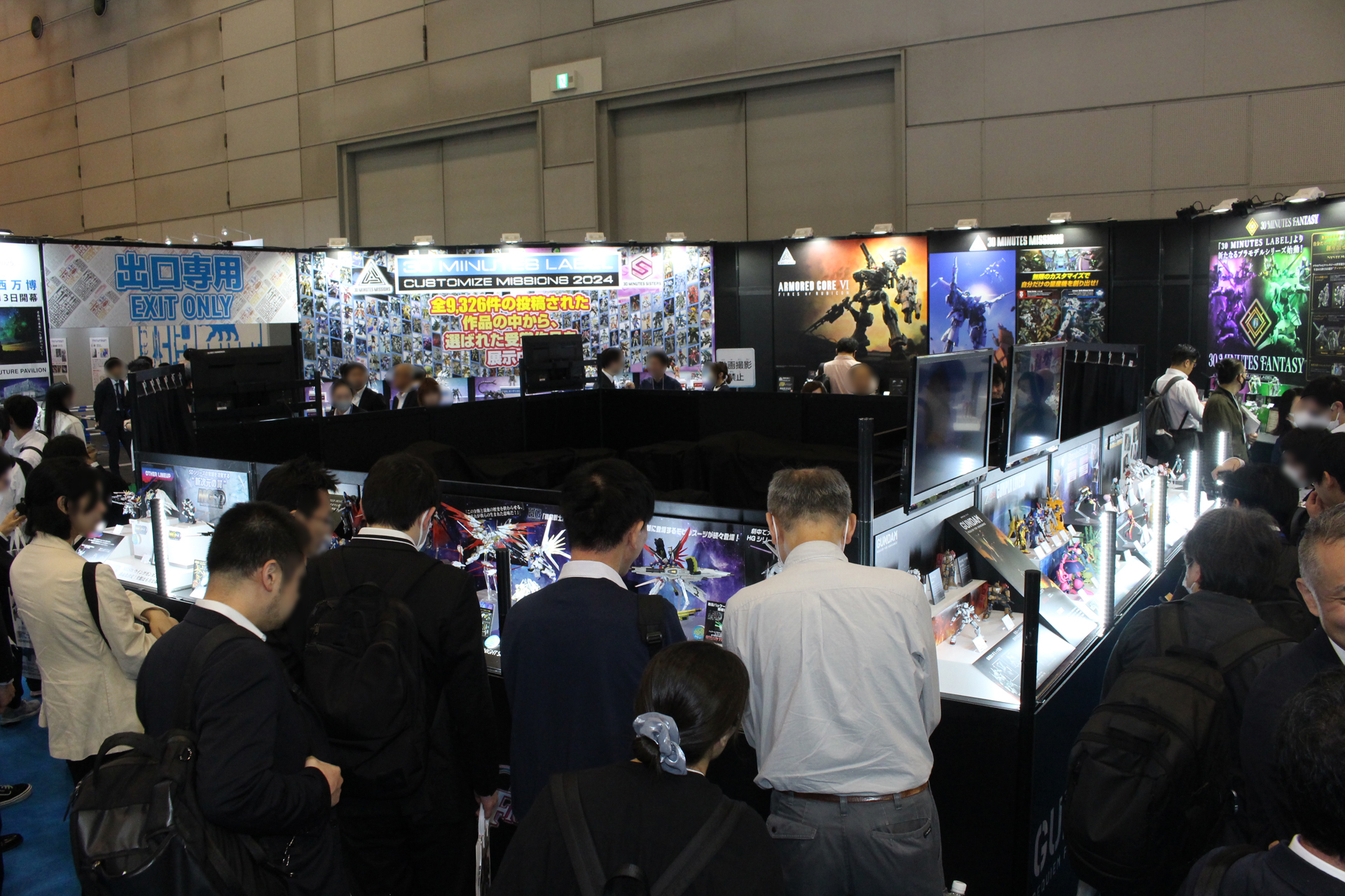 来場者で賑わう、業者招待日初日のガンプラ展示コーナー