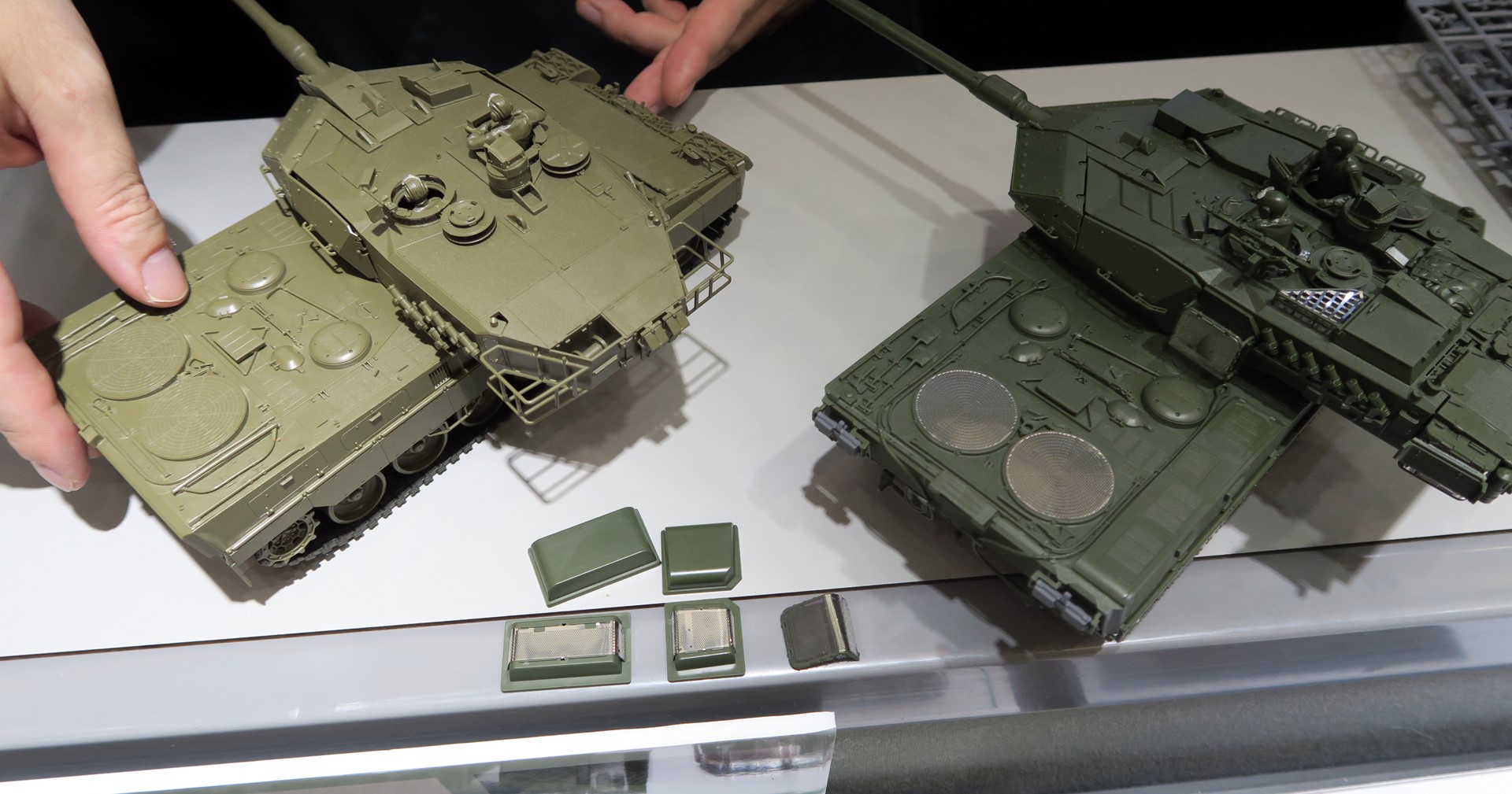 （左）A6（右）A7V