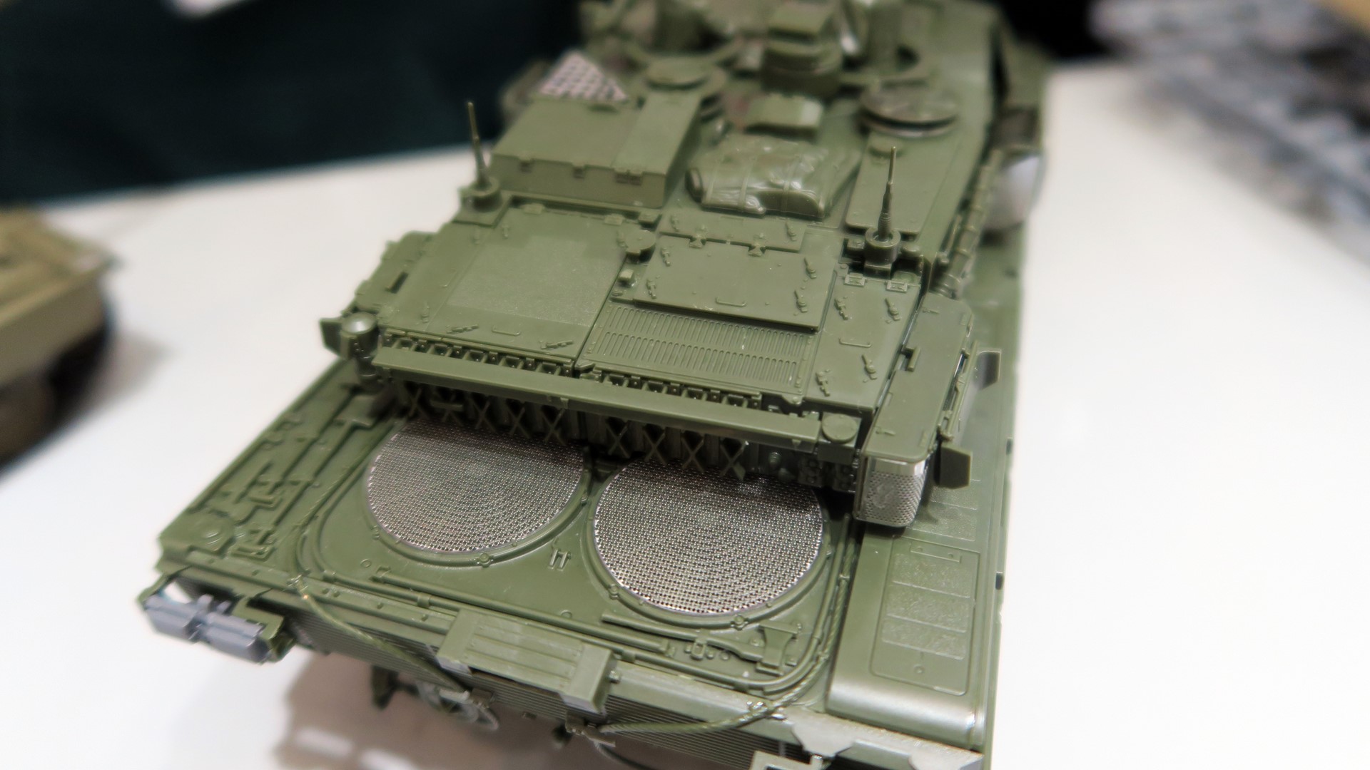 砲塔後部に設置された細長い筒はアンテナを収納するためのもの