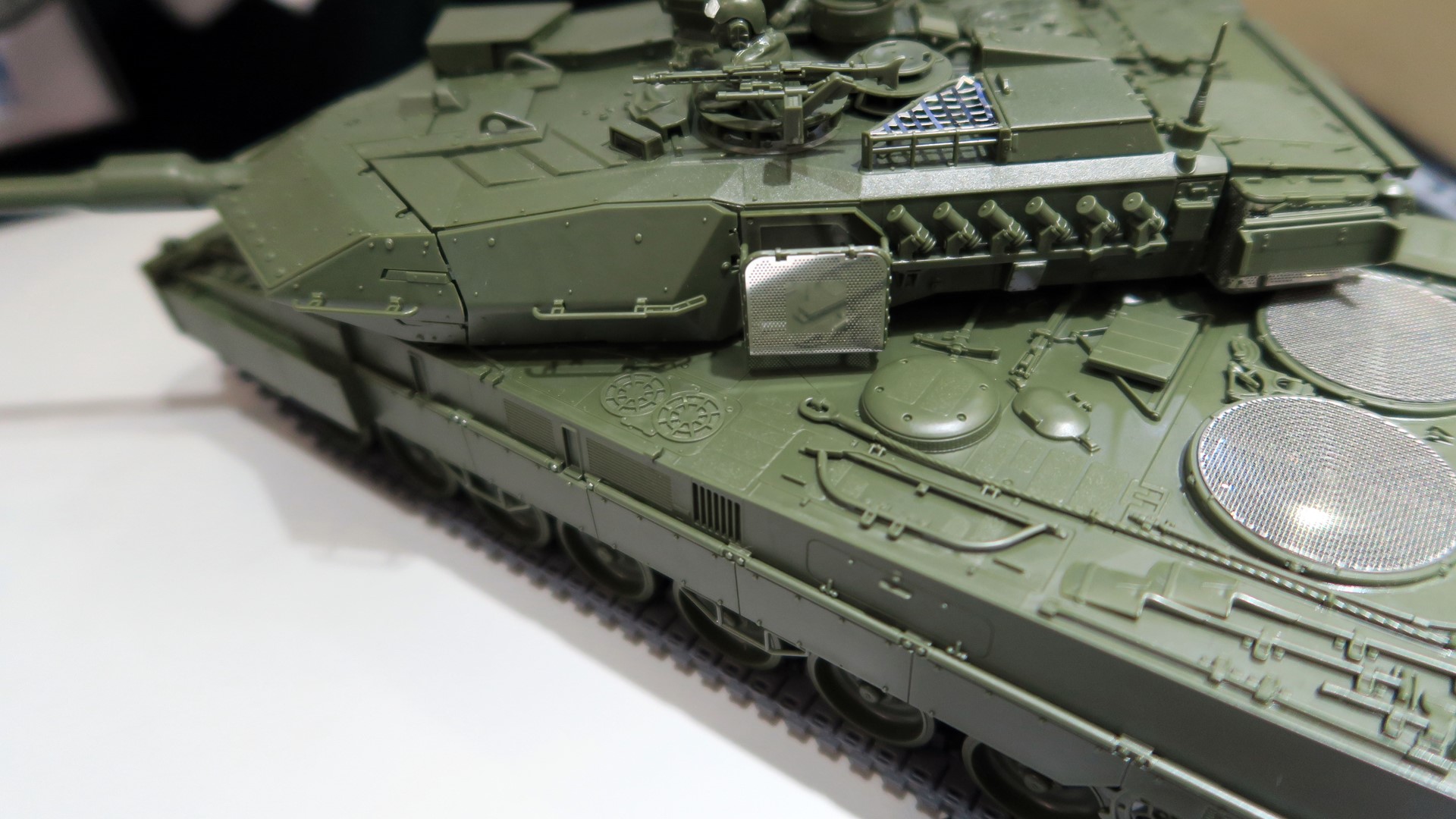 砲塔両側面には空間装甲の役割も兼ねたバラクーダカモフラージュネットを収納するためのバスケットが設置されている