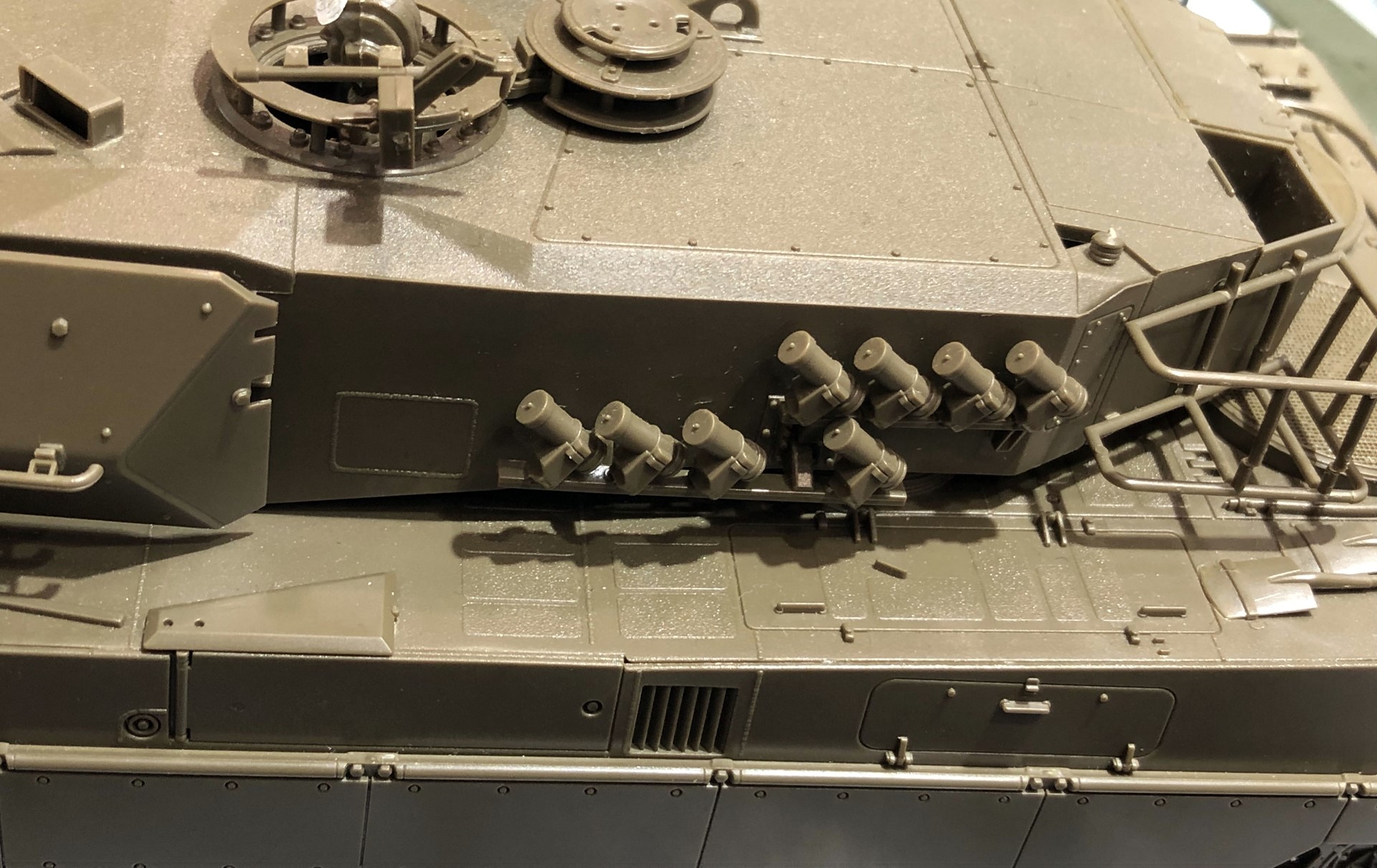 （上）A6では2列で配置されていたスモークディスチャージャーが、（下）A7Vでは1列で配置されるようになっている