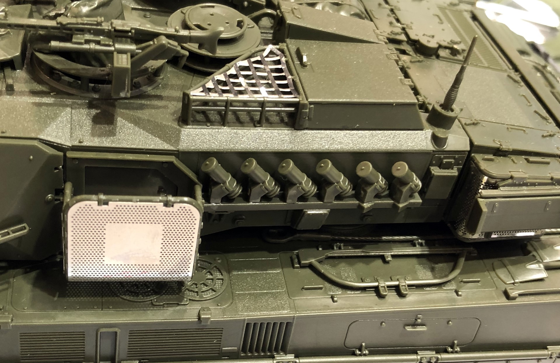 （上）A6では2列で配置されていたスモークディスチャージャーが、（下）A7Vでは1列で配置されるようになっている