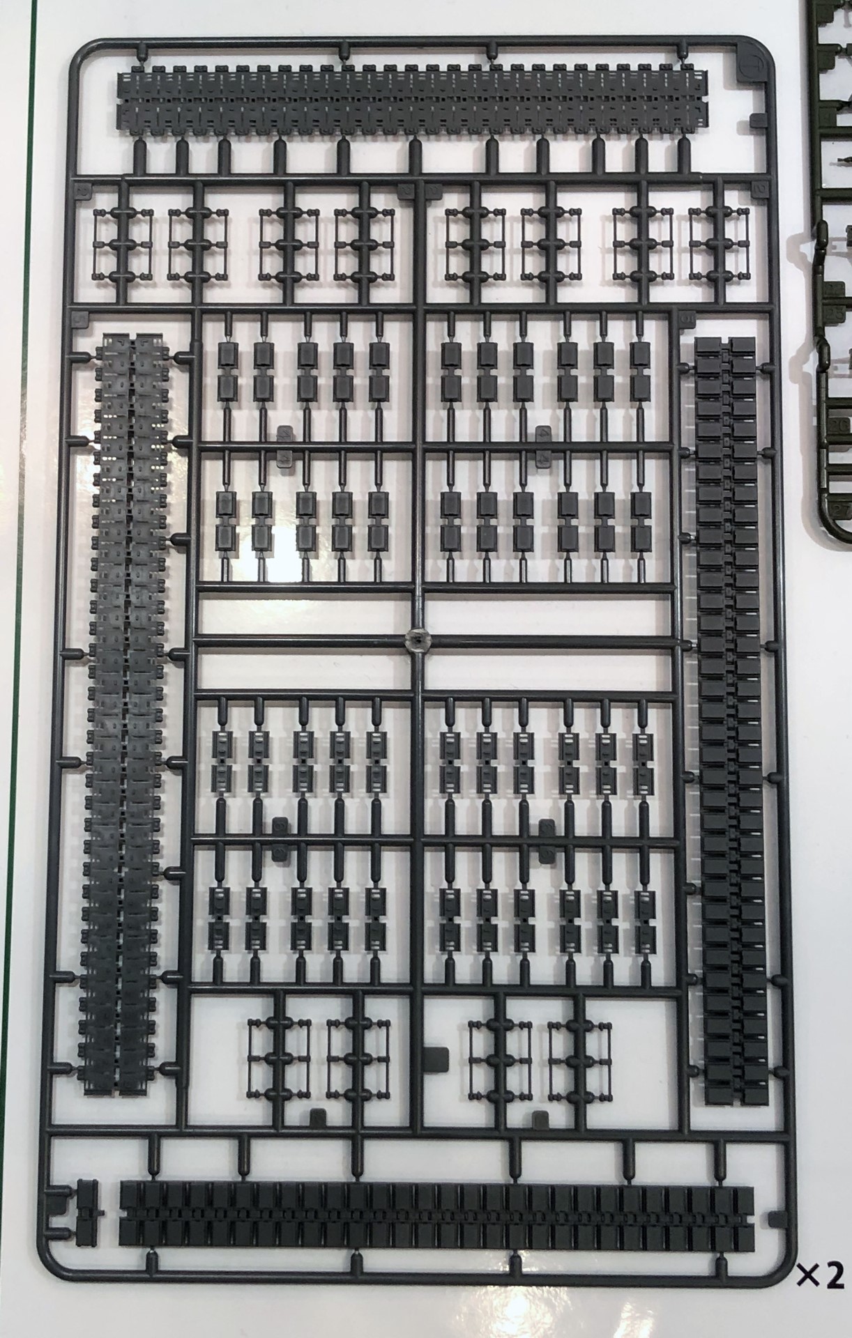 2つのパーツを組み合わせることで履帯の厚みを再現している