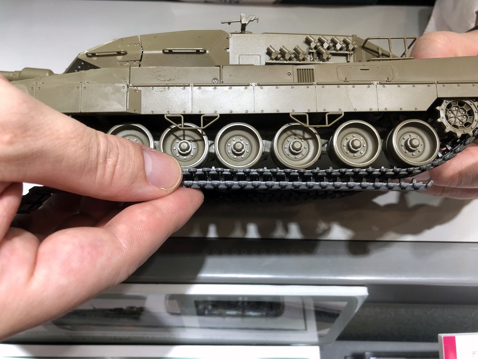 （上）A6のゴム履帯と並べると、（下）A7のプラ履帯の方がわずかながら厚みが増しているのがわかる