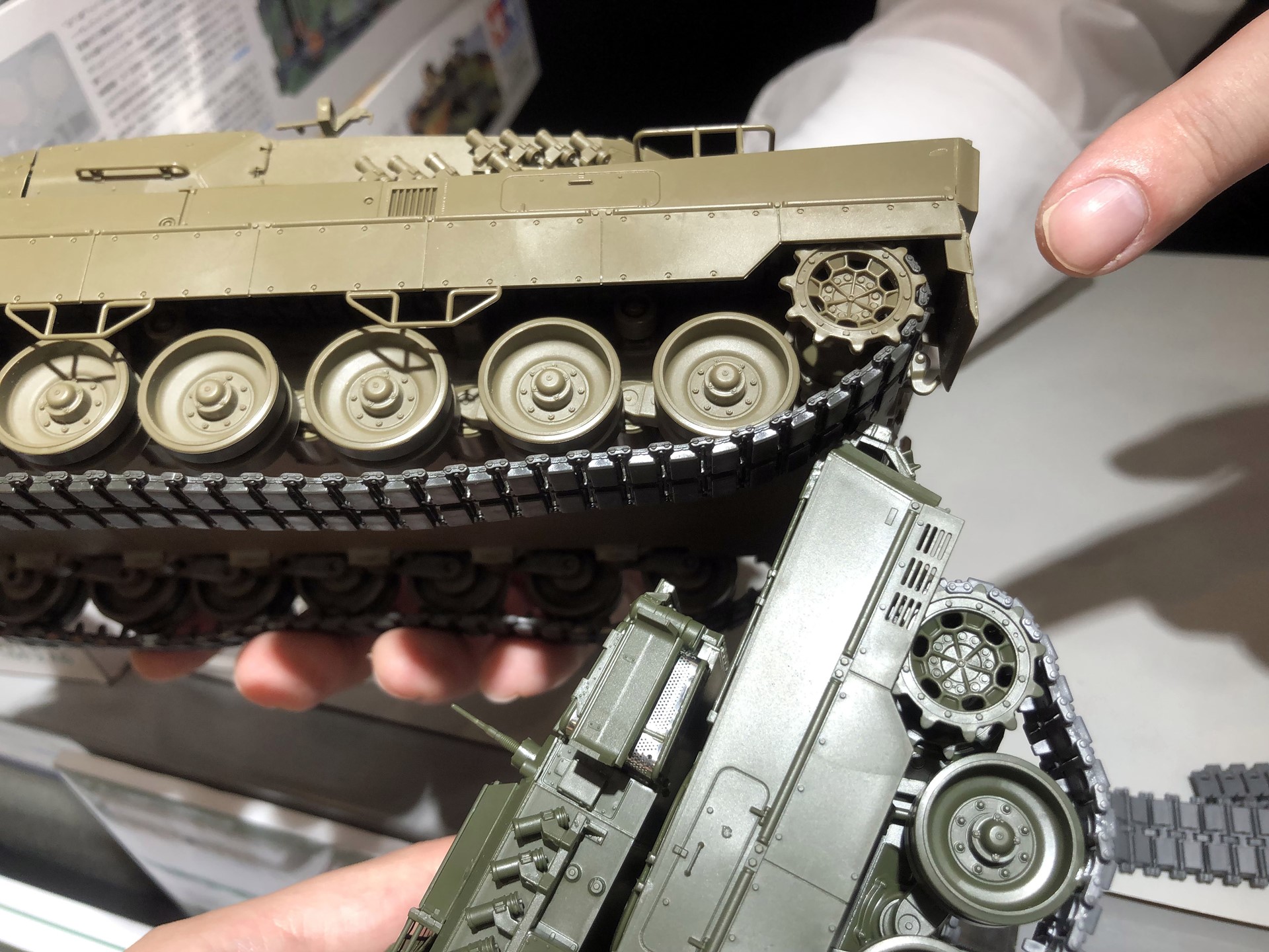 A7Vでは足回りを全体的に強化したこともあって、キットの方もよく見ると駆動輪の形状などが変更されている