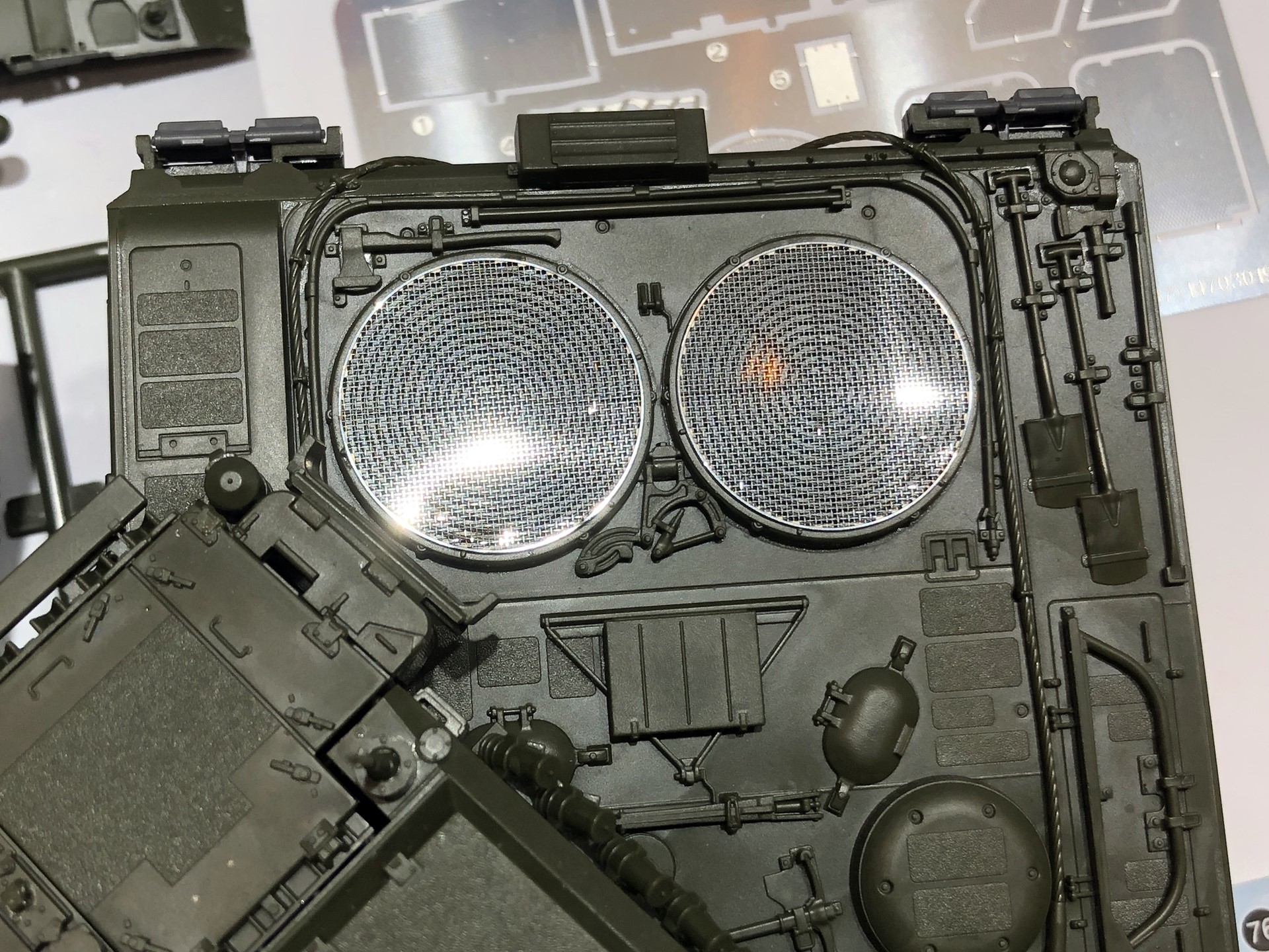 車体後部エンジングリル上面のメッシュがA7Vではエッチングパーツでの再現に変更されている