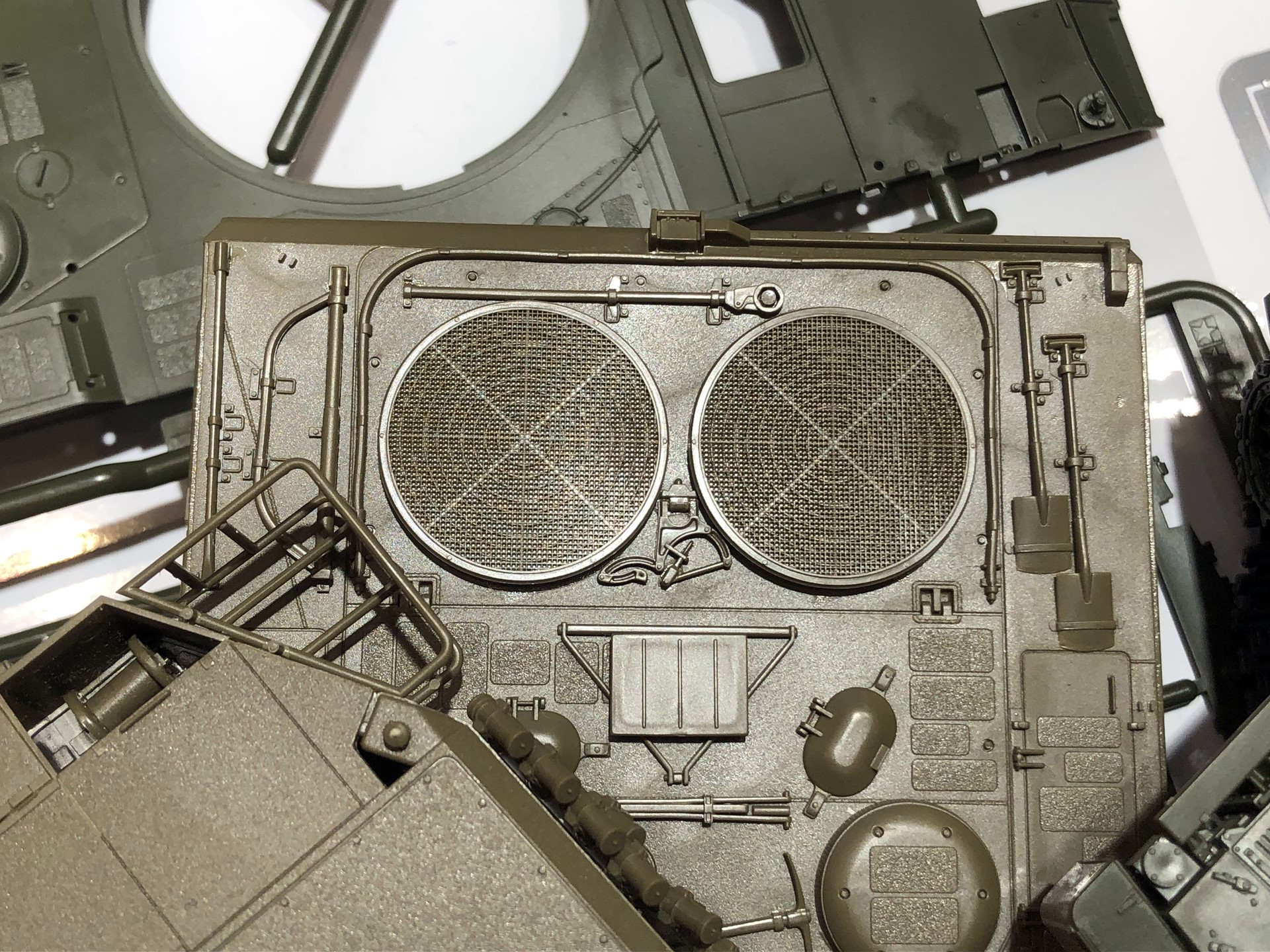 A6ではモールドで驚くほど繊細に再現されているこのメッシュだが、金型のメンテナンスがかなり大変らしい