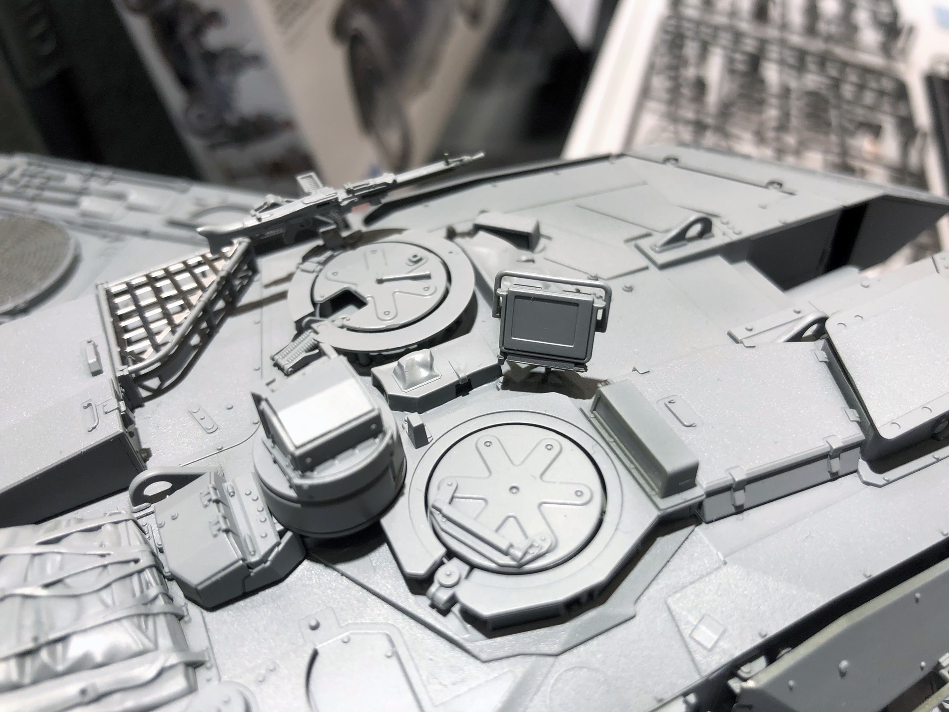 車長側のハッチにはポータブルディスプレイを設置可能