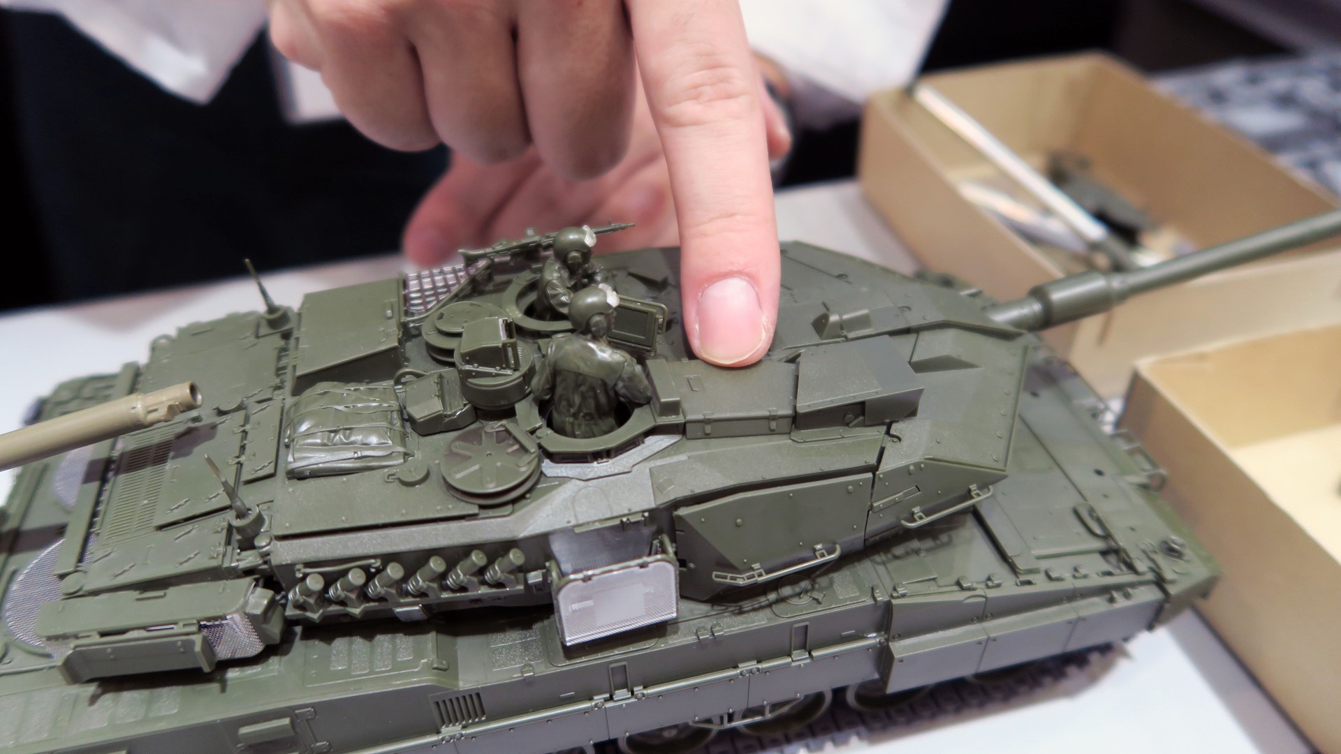 キューポラ正面には個人携帯火器収納ケースが設置されている