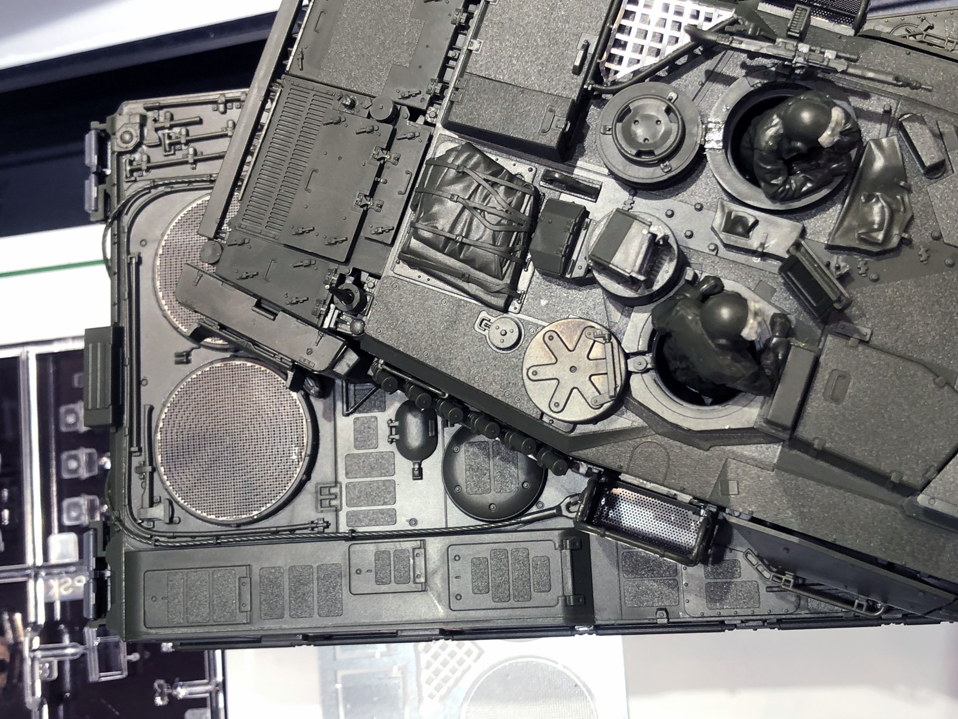 砲塔後部には防水シートや雑具箱が設置されている