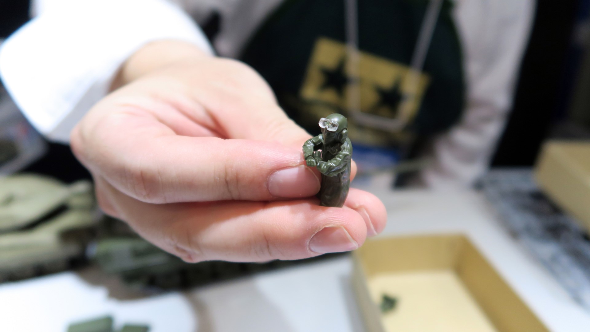 （下）A6ではクッション系のヘルメットだった部分が（上）A7Vではケプラー素材の最新のヘルメットに変更されている