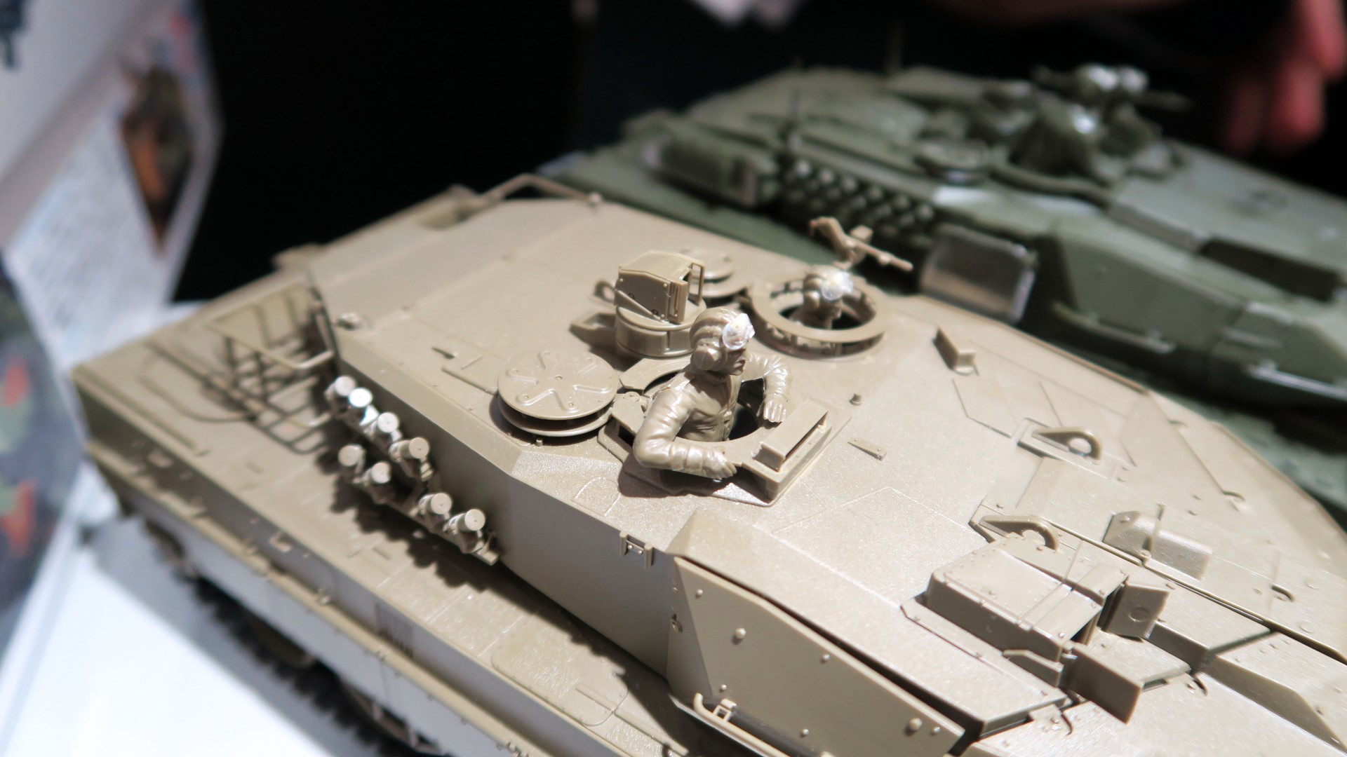 （下）A6ではクッション系のヘルメットだった部分が（上）A7Vではケプラー素材の最新のヘルメットに変更されている