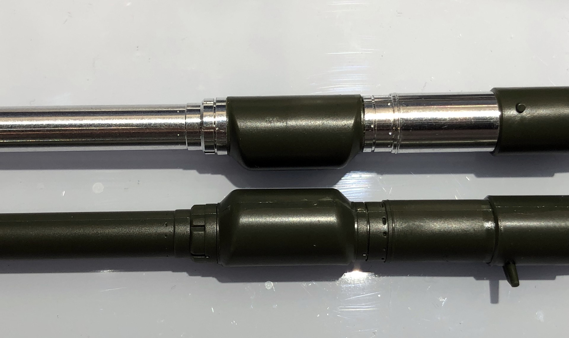 よく見ないとわからないレベルではあるが、プラスチック砲身の方は本来点であるはずのモールドが一部変形しているのがわかる。これが気になる人はメタル砲身を使用するのがオススメだ