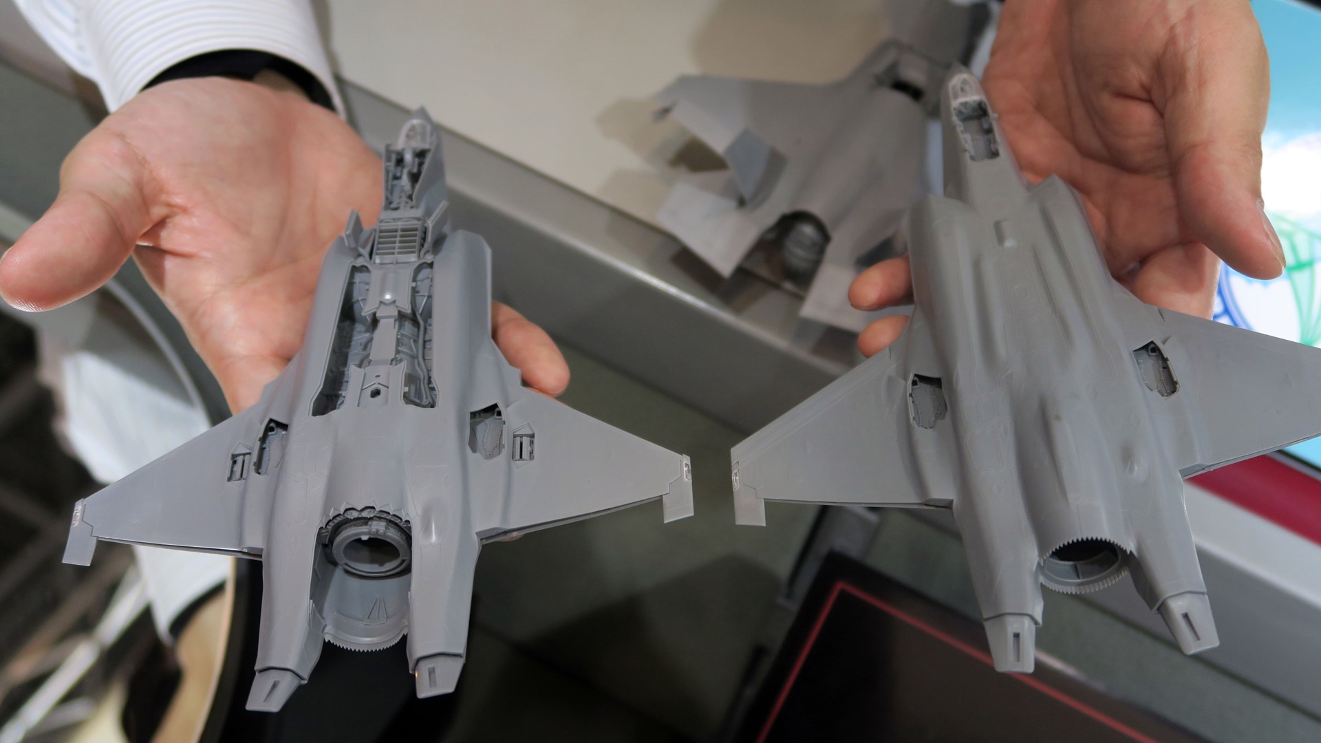 1/72 F-35B（左）、1/72 F-35Aの機体下部（右）