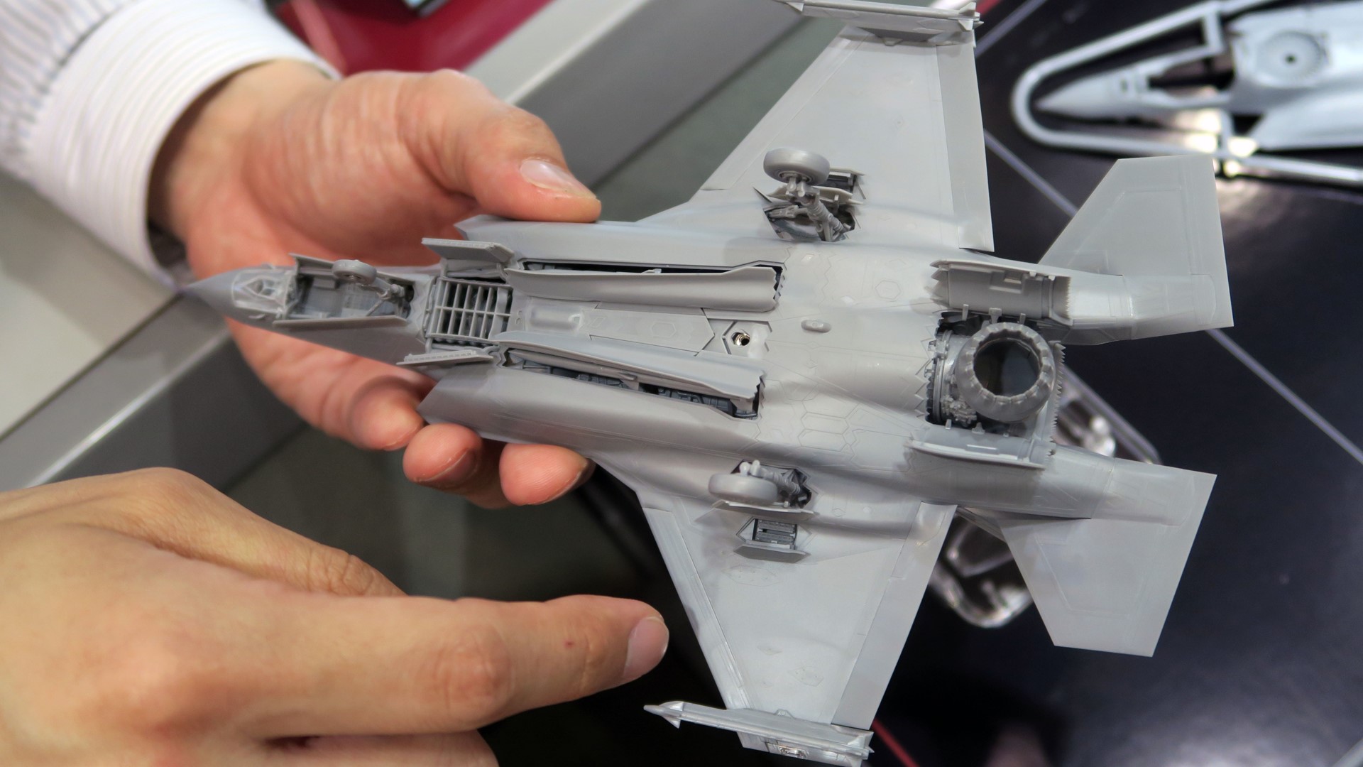 垂直着陸状態のため、エンジンノズルは下を向き、機体各部のドアが開かれた状態になっている