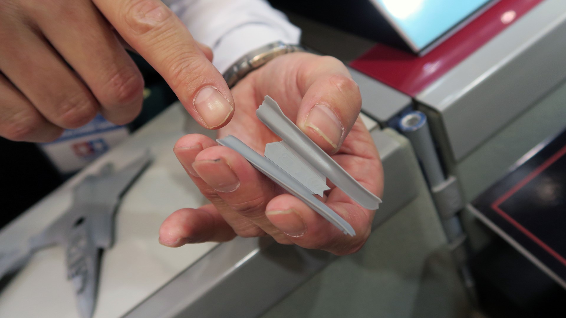 ウェポンベイドアなどは開閉角度がパーツ単体で固定されるように一体部品として設計されている